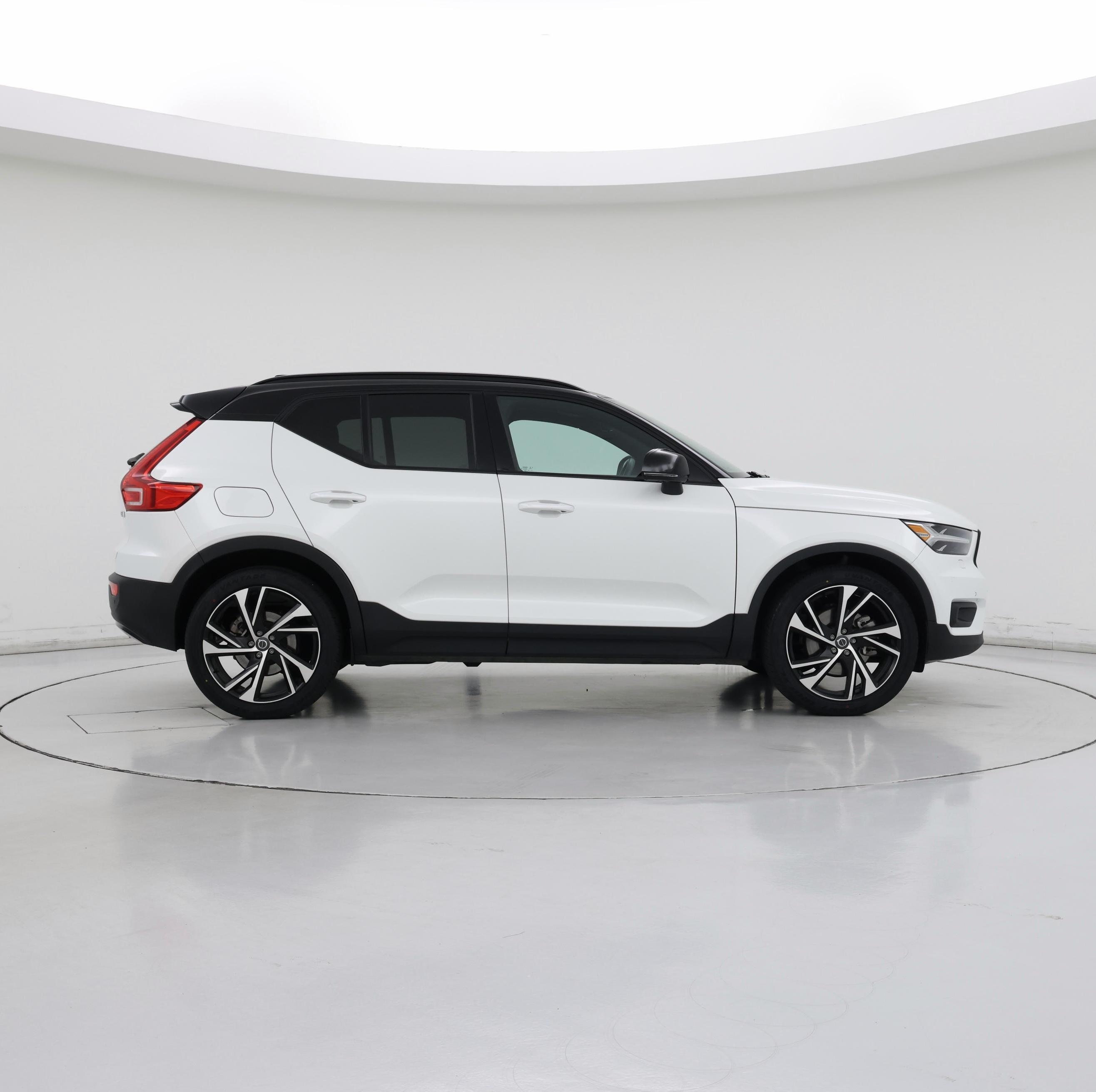 Thumbnail: 2022 Volvo XC40 - 7