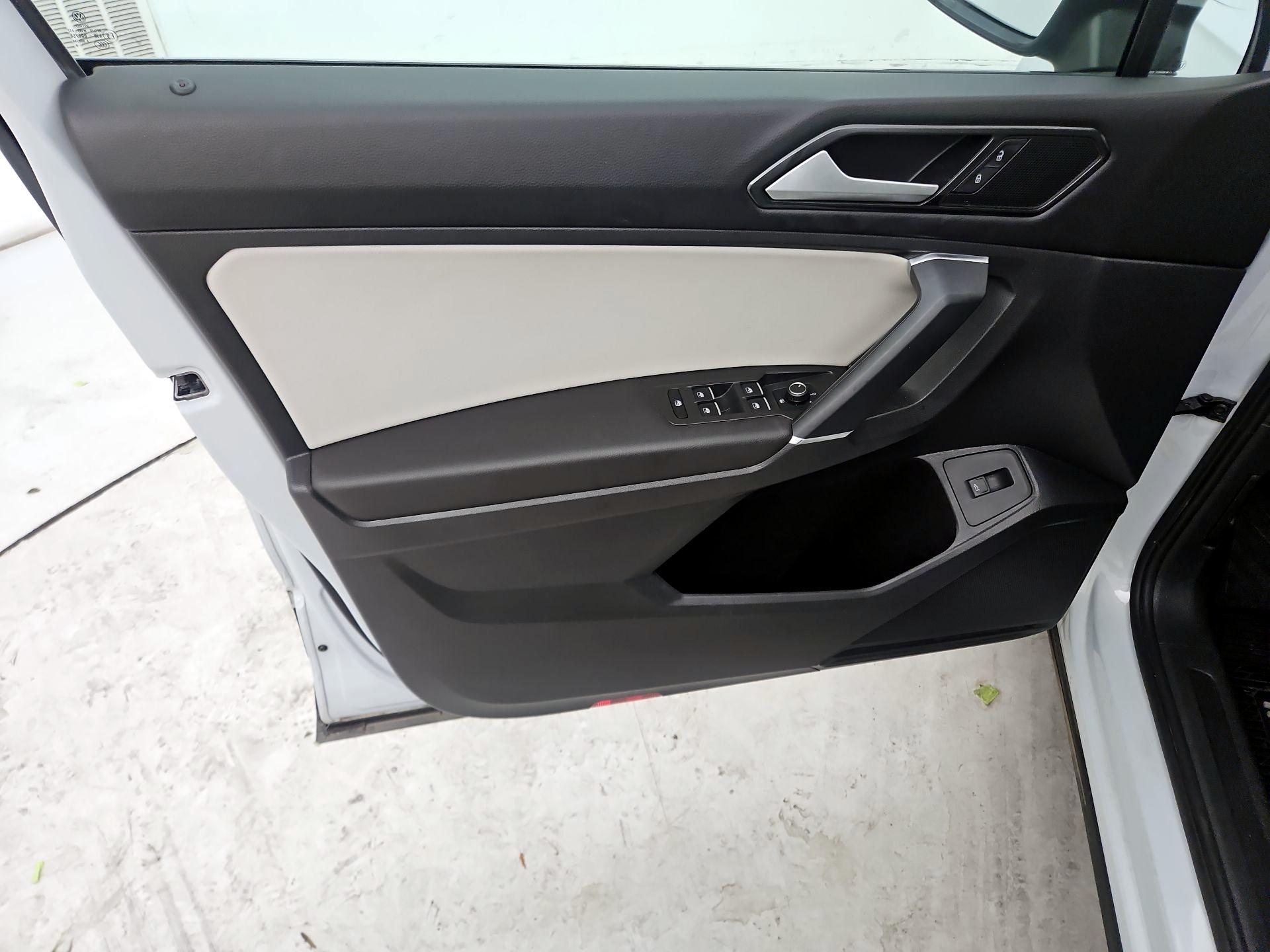 Thumbnail: 2018 Volkswagen Tiguan - 12
