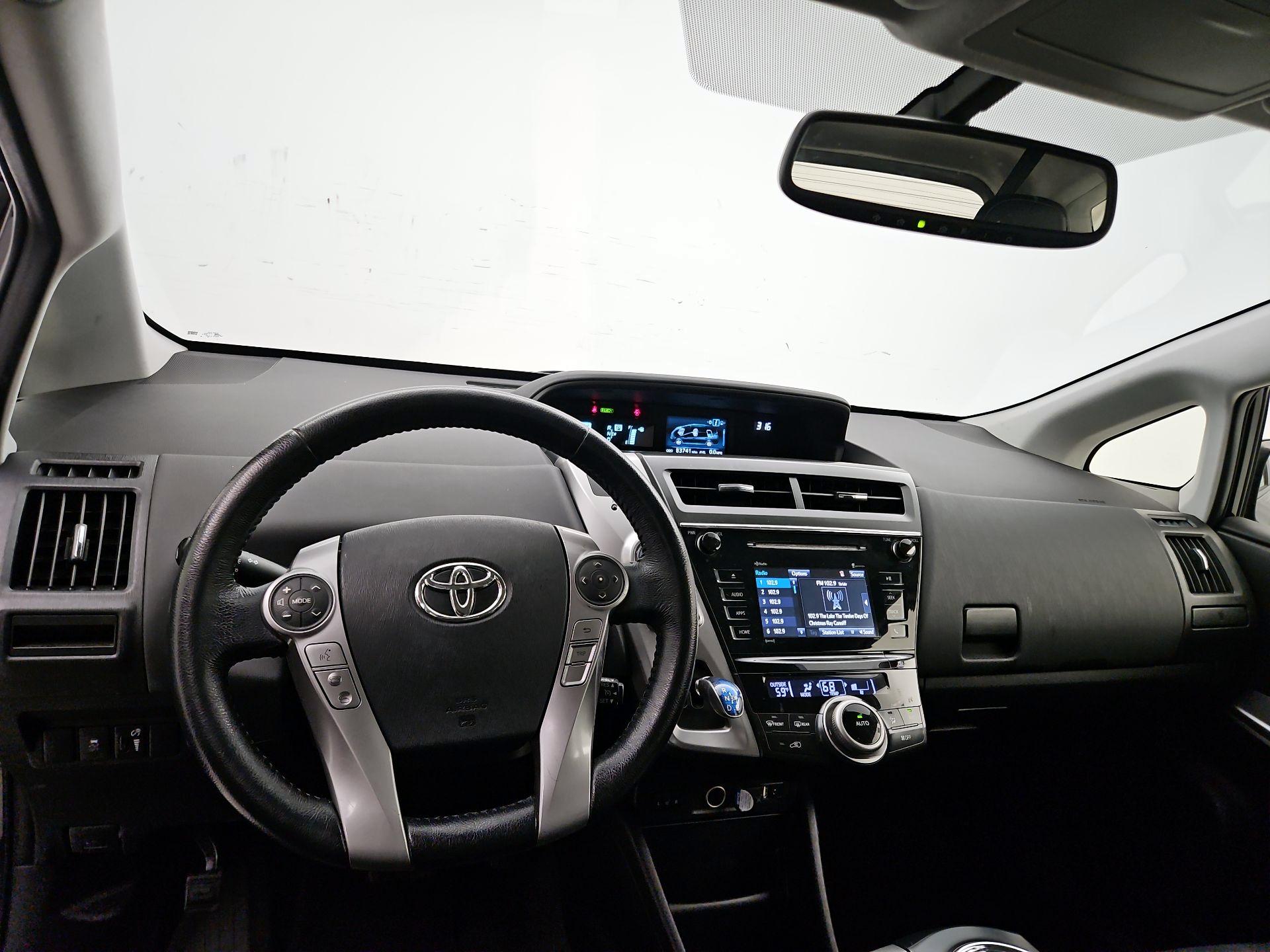 Thumbnail: 2017 Toyota Prius v - 9