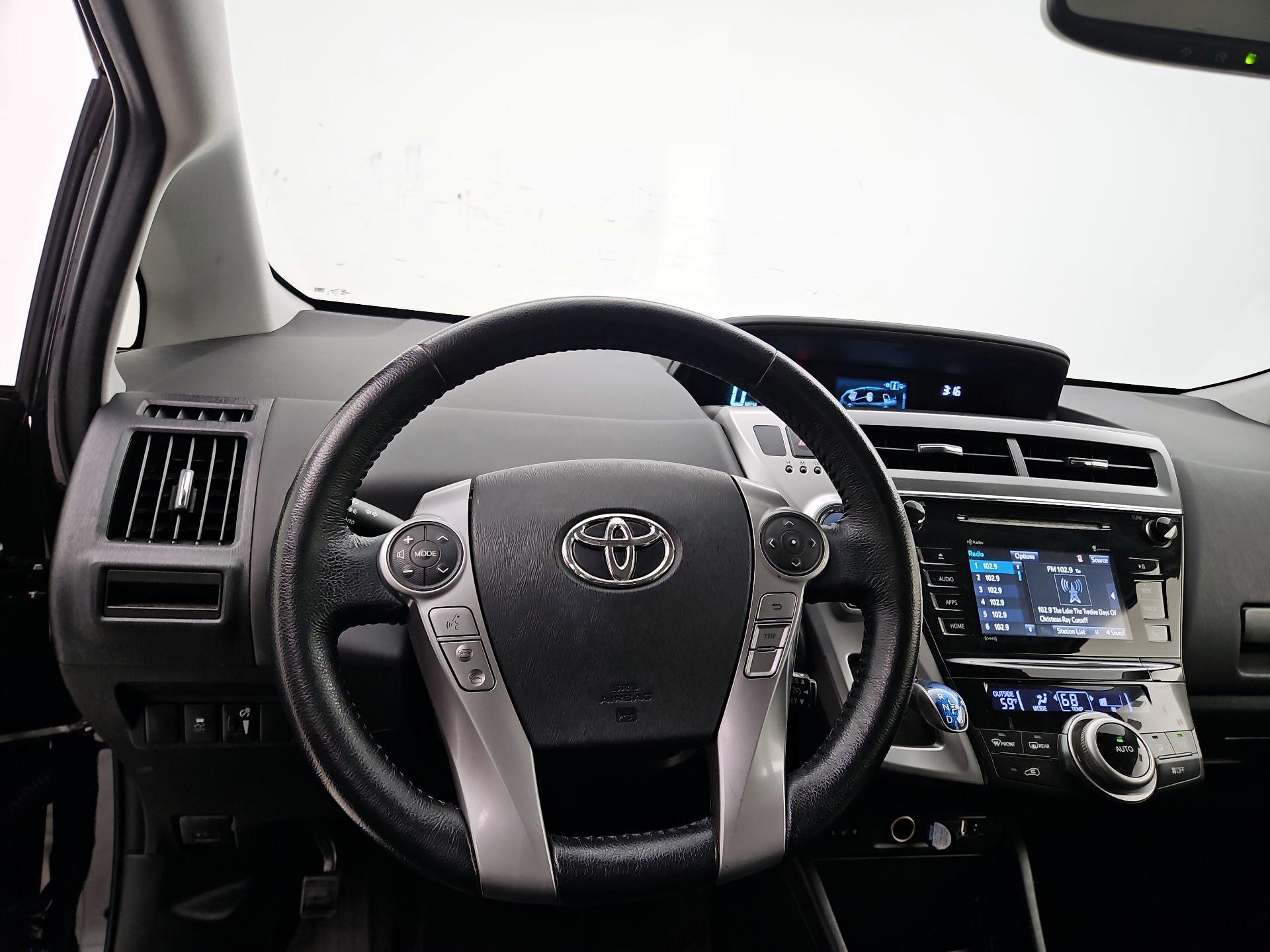 Thumbnail: 2017 Toyota Prius v - 10