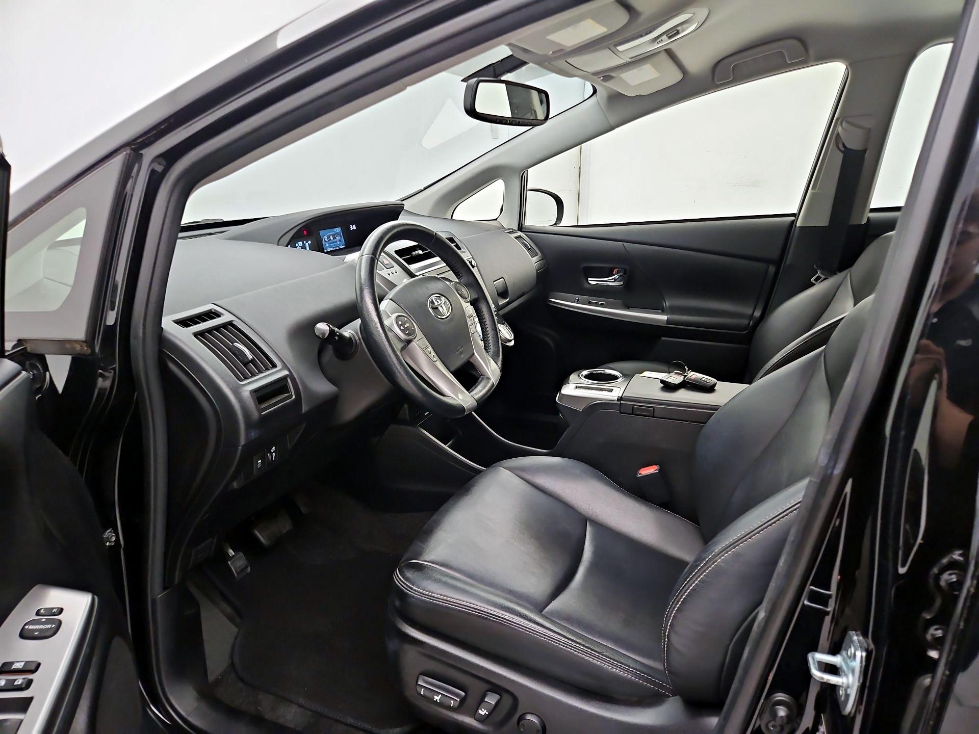 Thumbnail: 2017 Toyota Prius v - 11