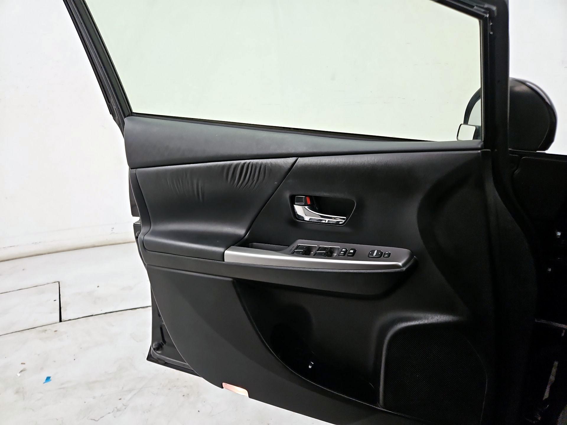 Thumbnail: 2017 Toyota Prius v - 12