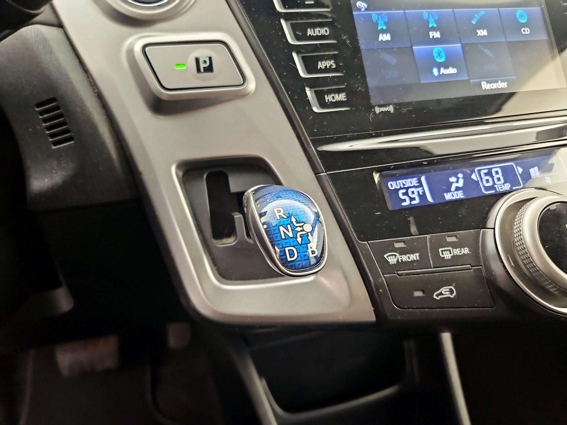 Thumbnail: 2017 Toyota Prius v - 17