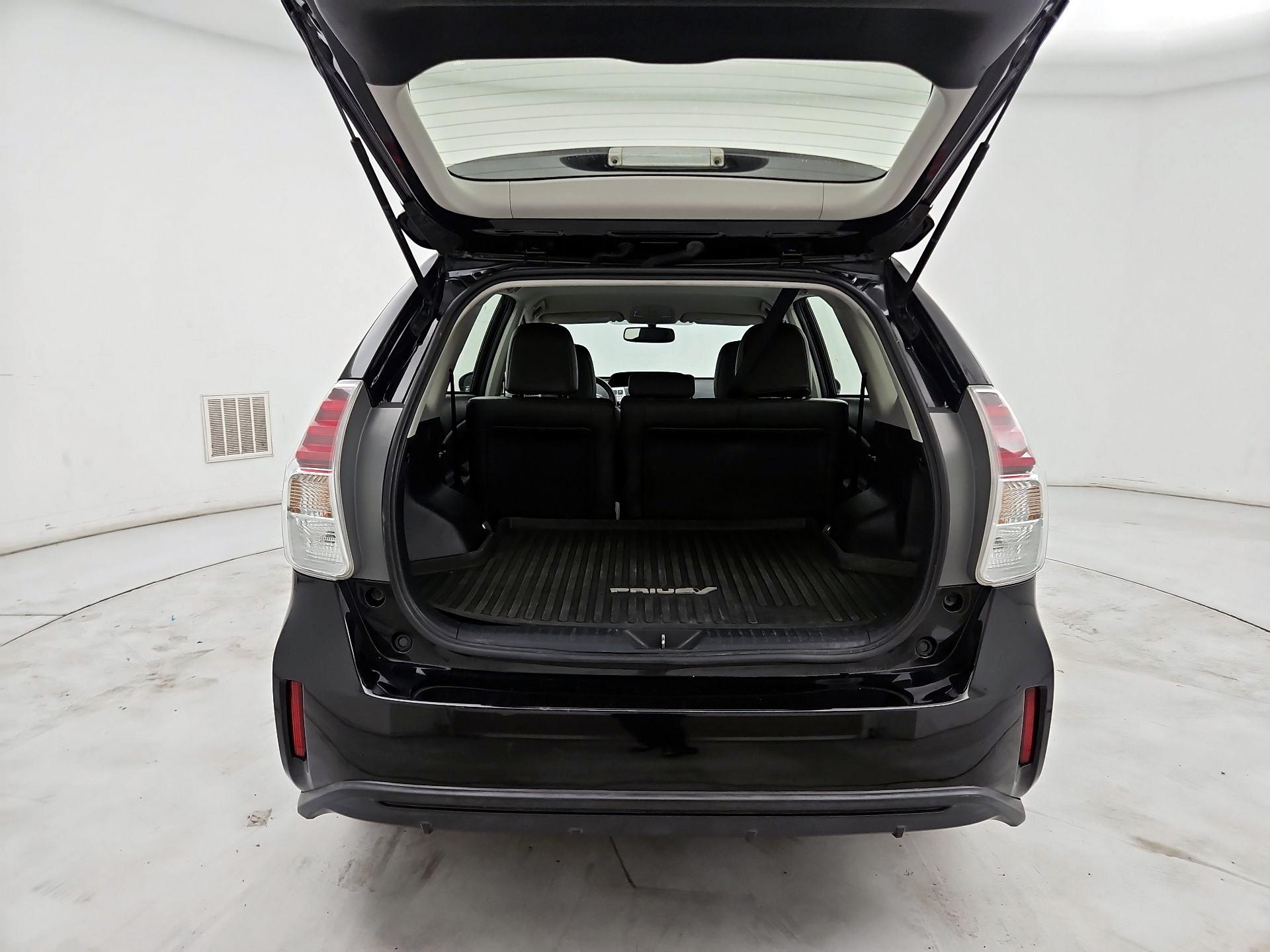 Thumbnail: 2017 Toyota Prius v - 20