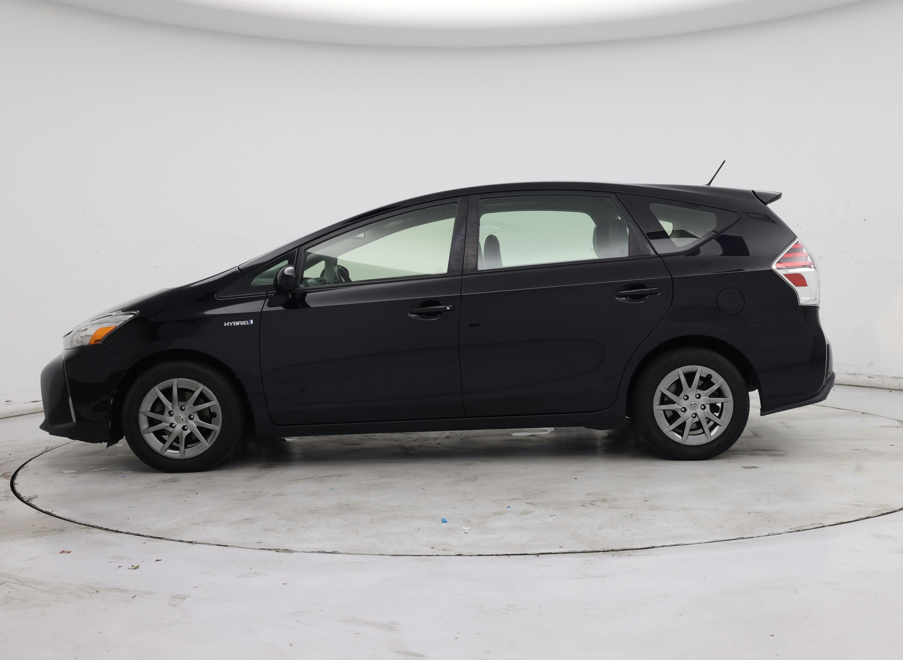 Thumbnail: 2017 Toyota Prius v - 3