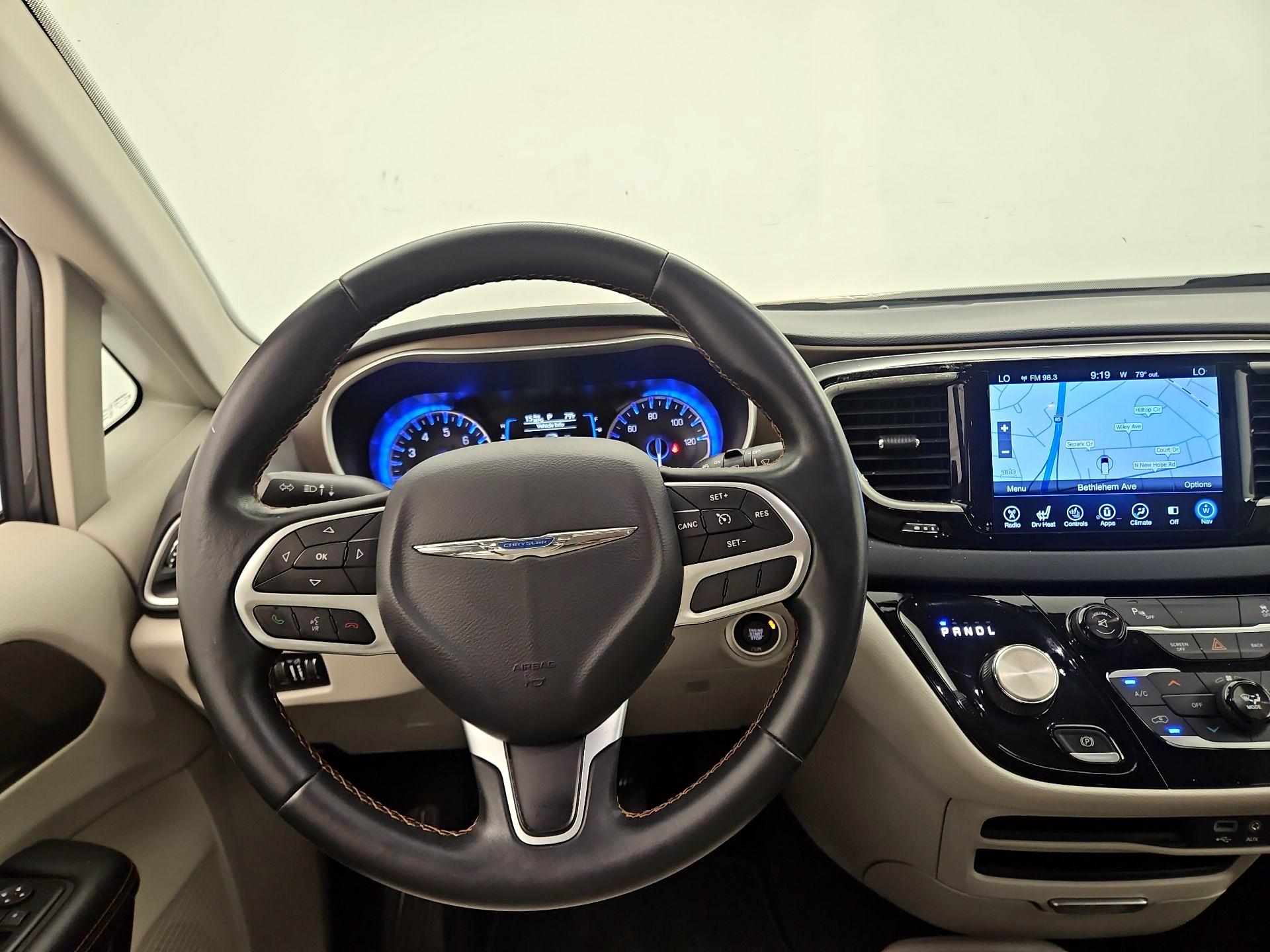 Thumbnail: 2017 Chrysler Pacifica - 10