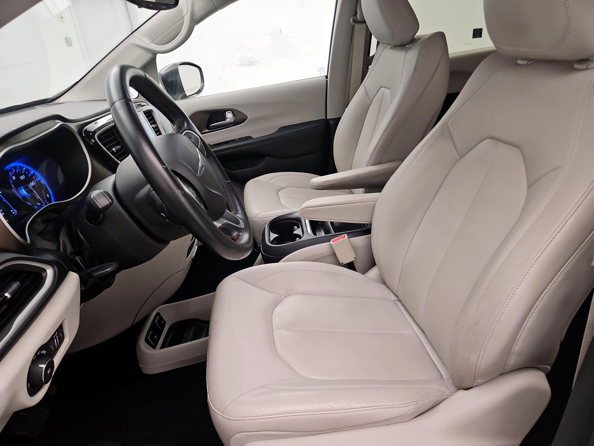 Thumbnail: 2017 Chrysler Pacifica - 11