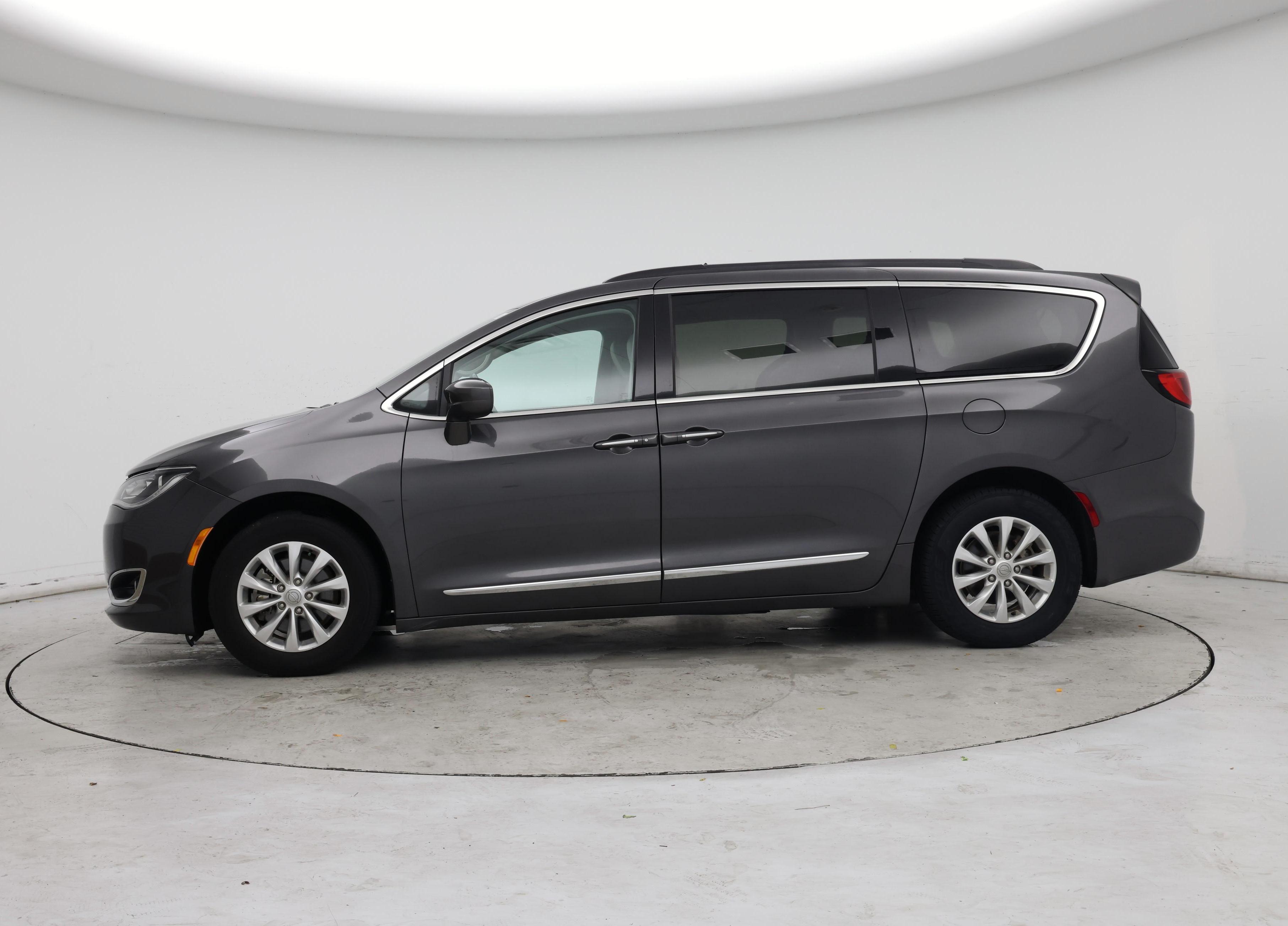 Thumbnail: 2017 Chrysler Pacifica - 3