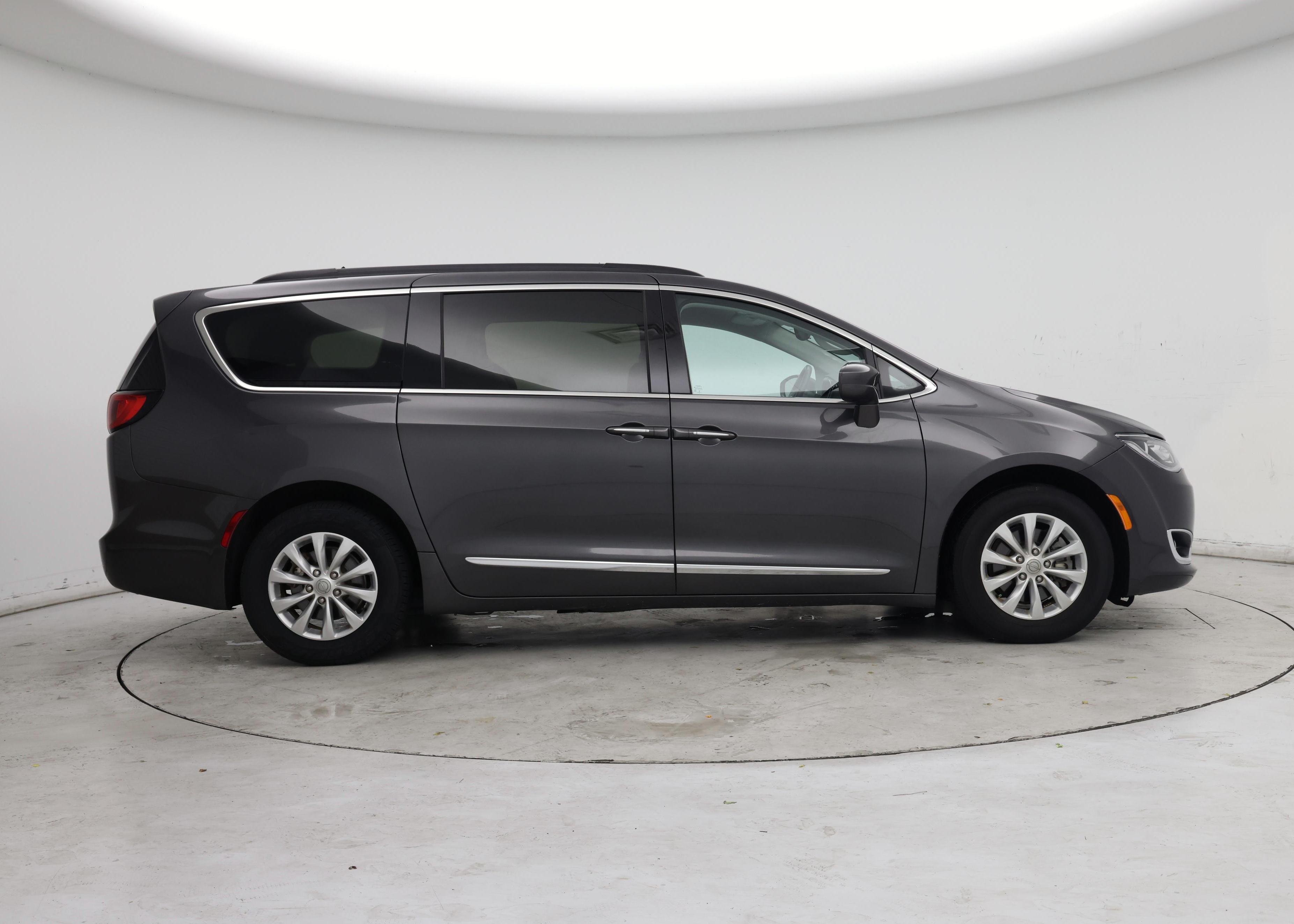 Thumbnail: 2017 Chrysler Pacifica - 7