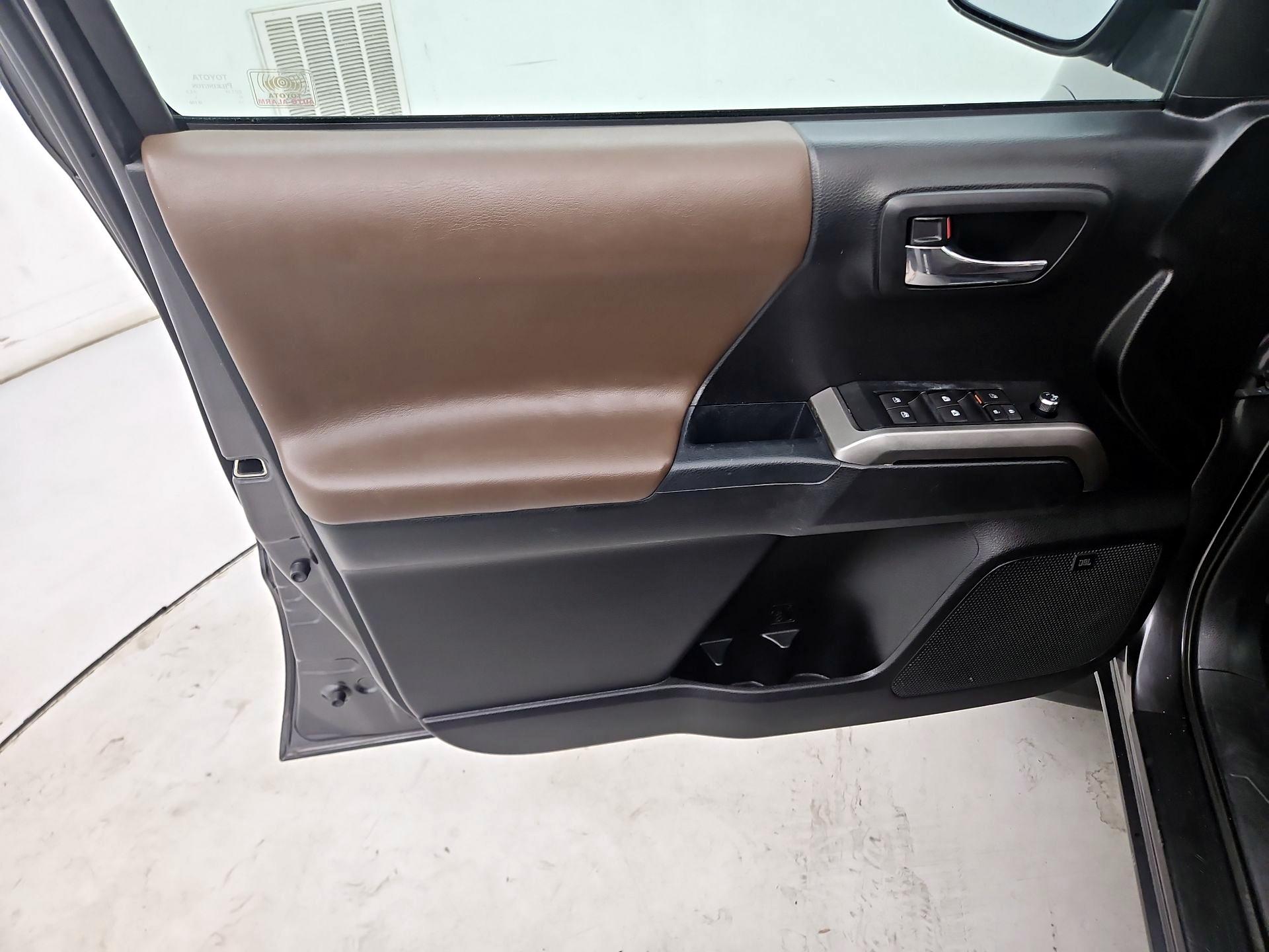 Thumbnail: 2017 Toyota Tacoma - 12