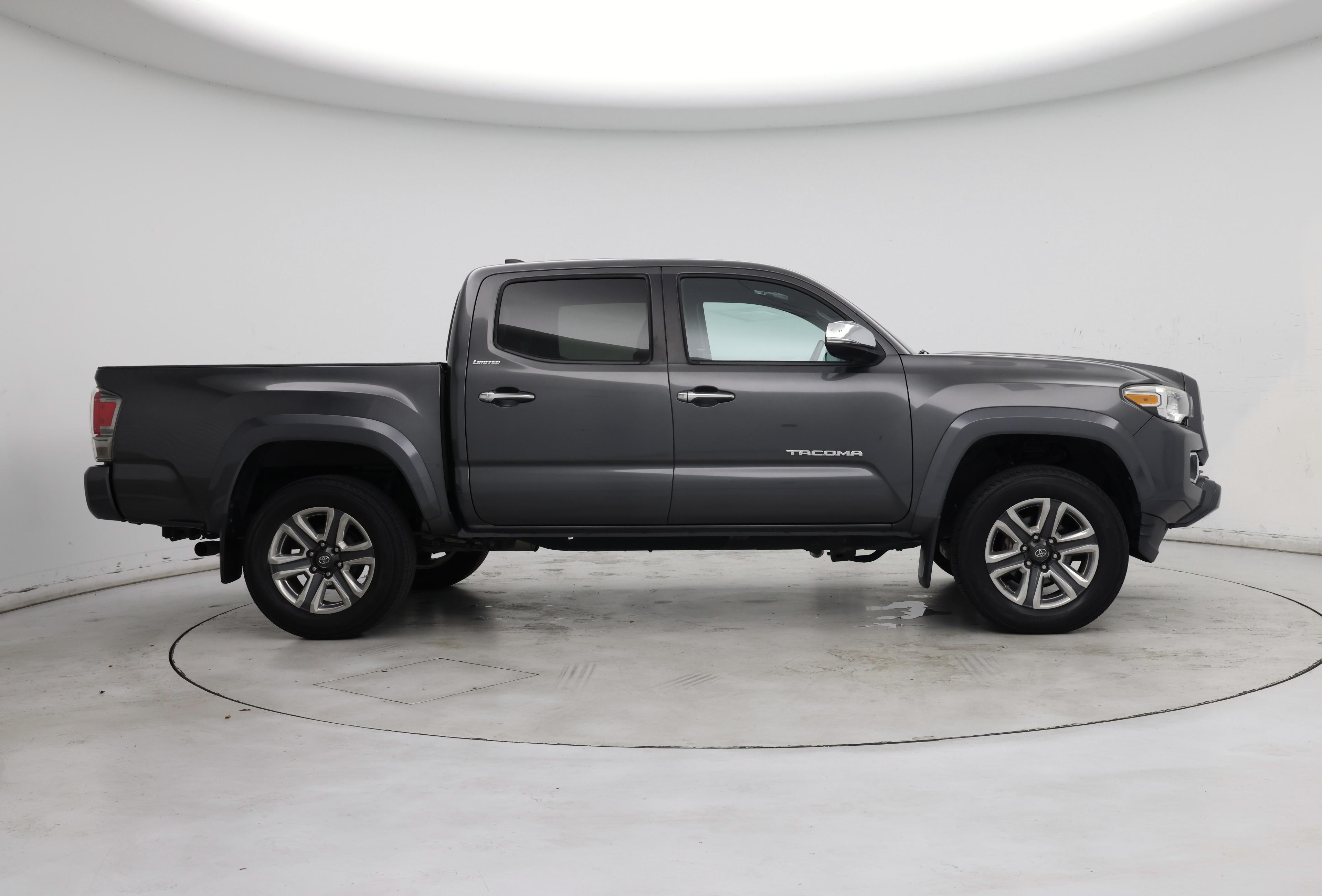 Thumbnail: 2017 Toyota Tacoma - 7