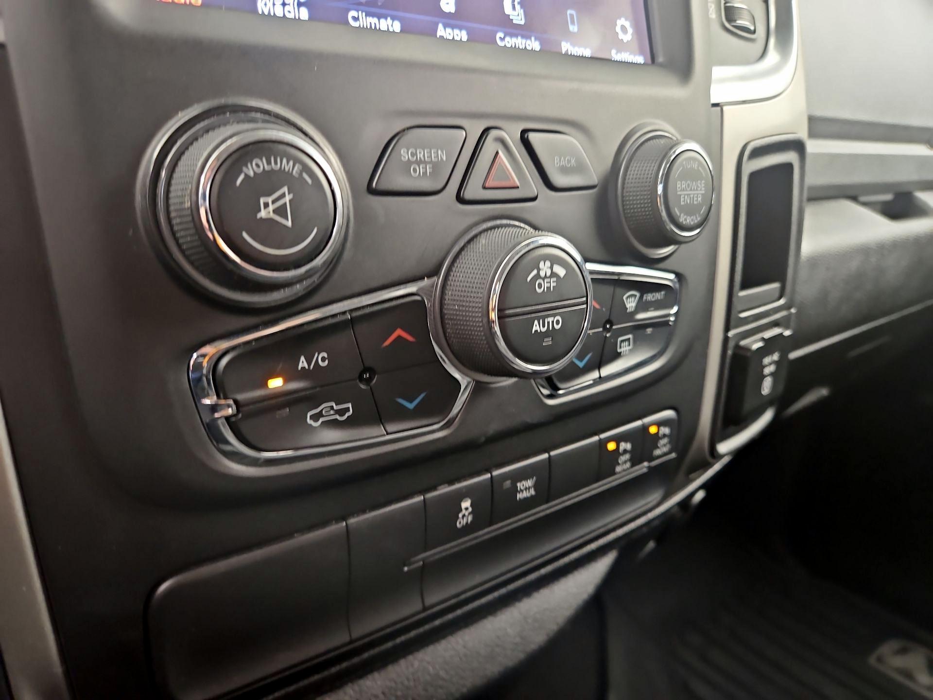 Thumbnail: 2019 RAM 1500 Classic - 16