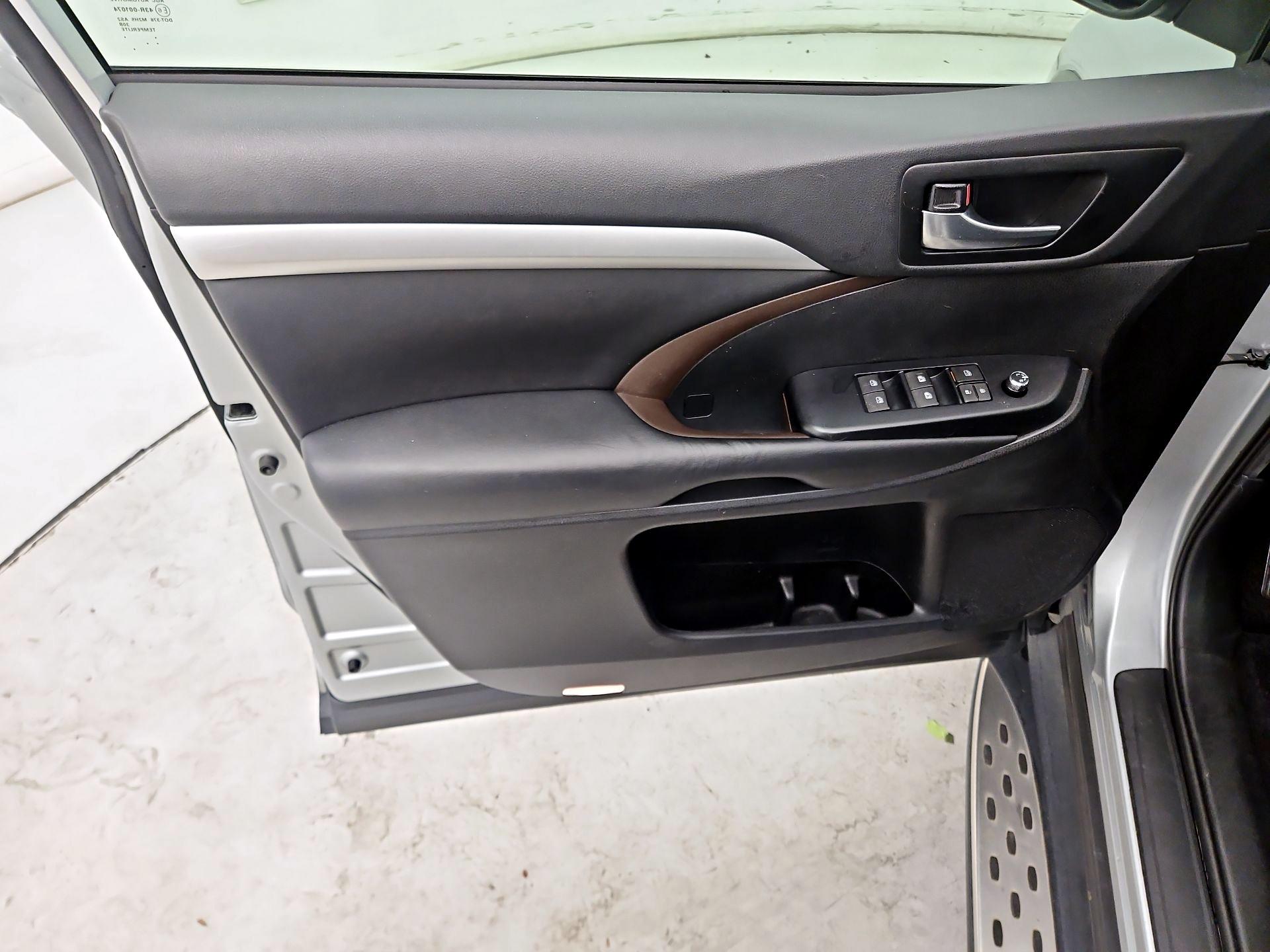 Thumbnail: 2019 Toyota Highlander - 12