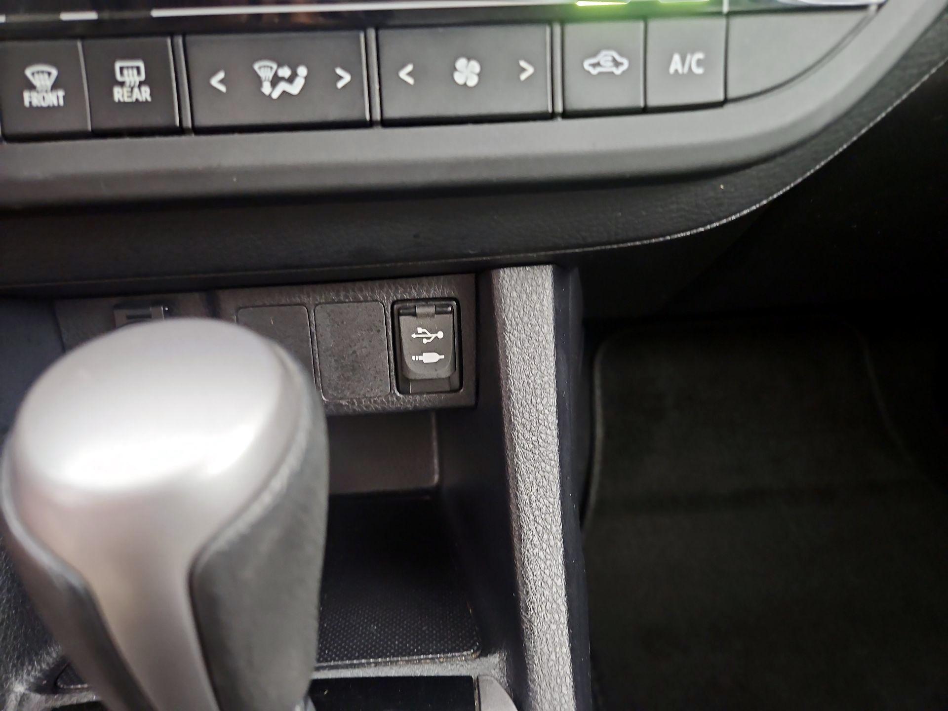 Thumbnail: 2015 Toyota Corolla - 18