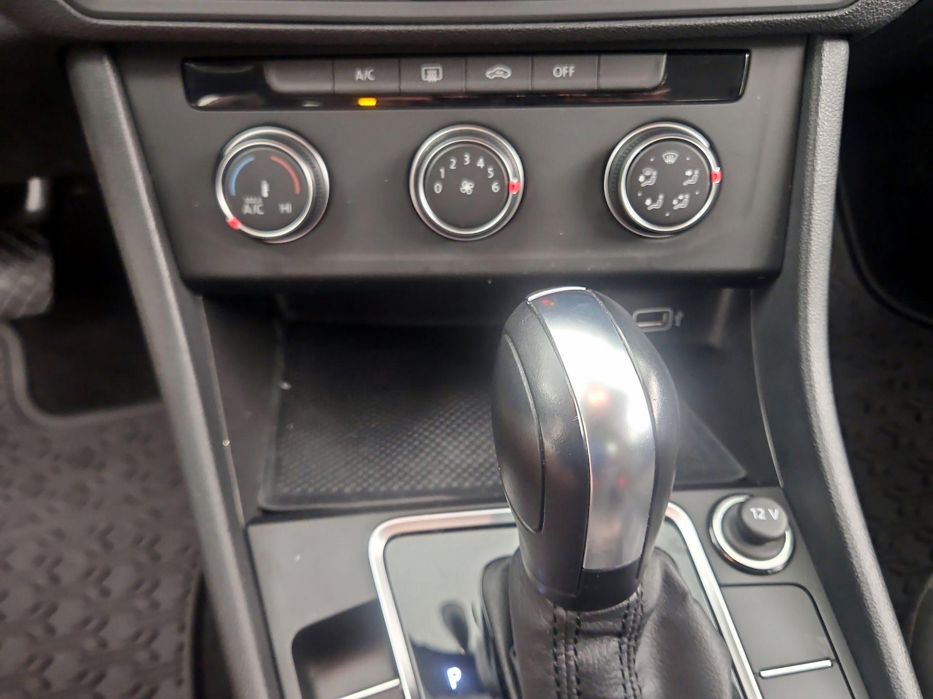 Thumbnail: 2019 Volkswagen Jetta - 16
