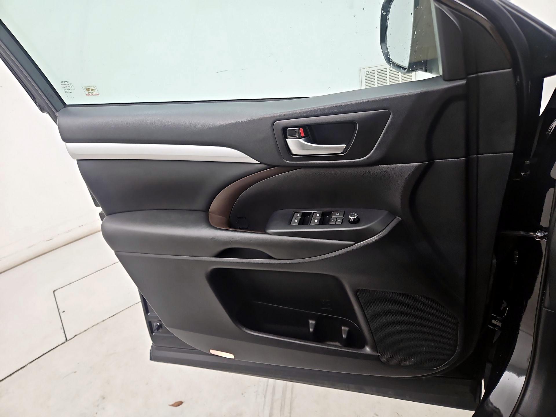 Thumbnail: 2019 Toyota Highlander - 12