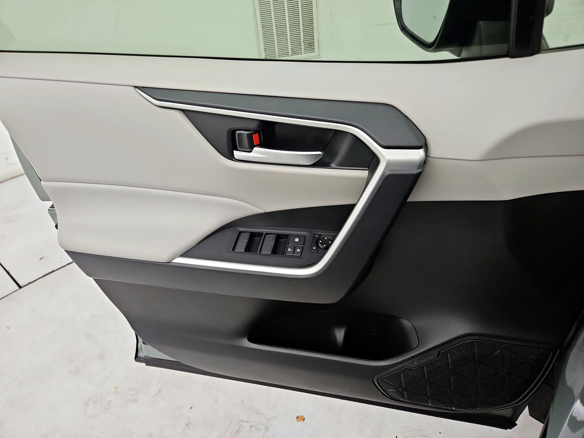 Thumbnail: 2020 Toyota RAV4 - 12