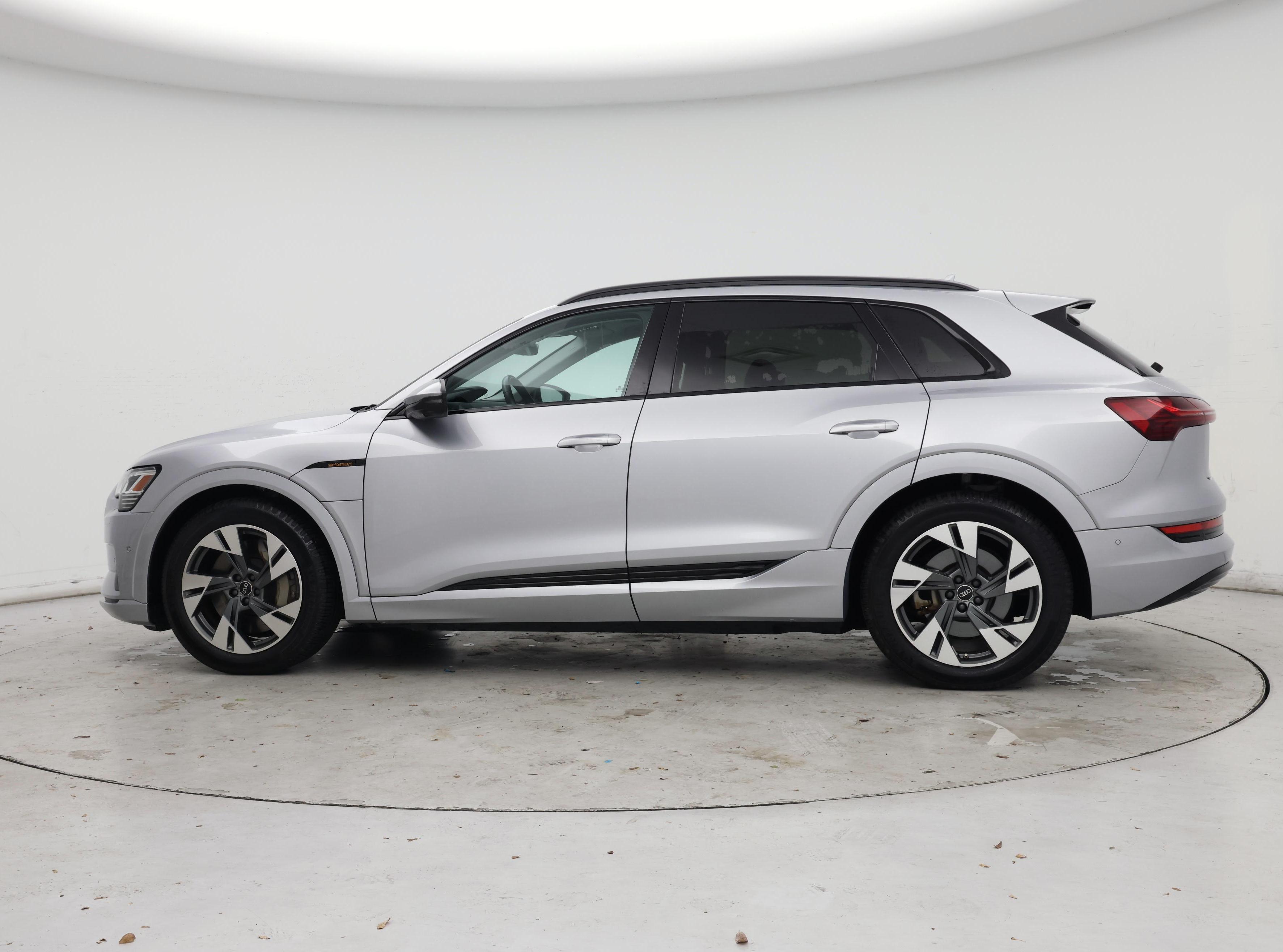 Thumbnail: 2022 Audi e-tron - 3