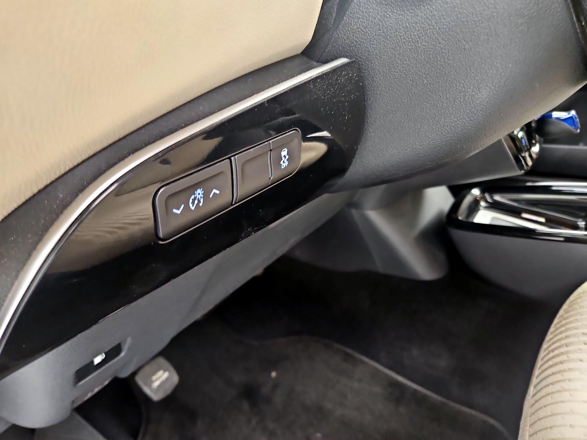 Thumbnail: 2016 Toyota Prius - 13