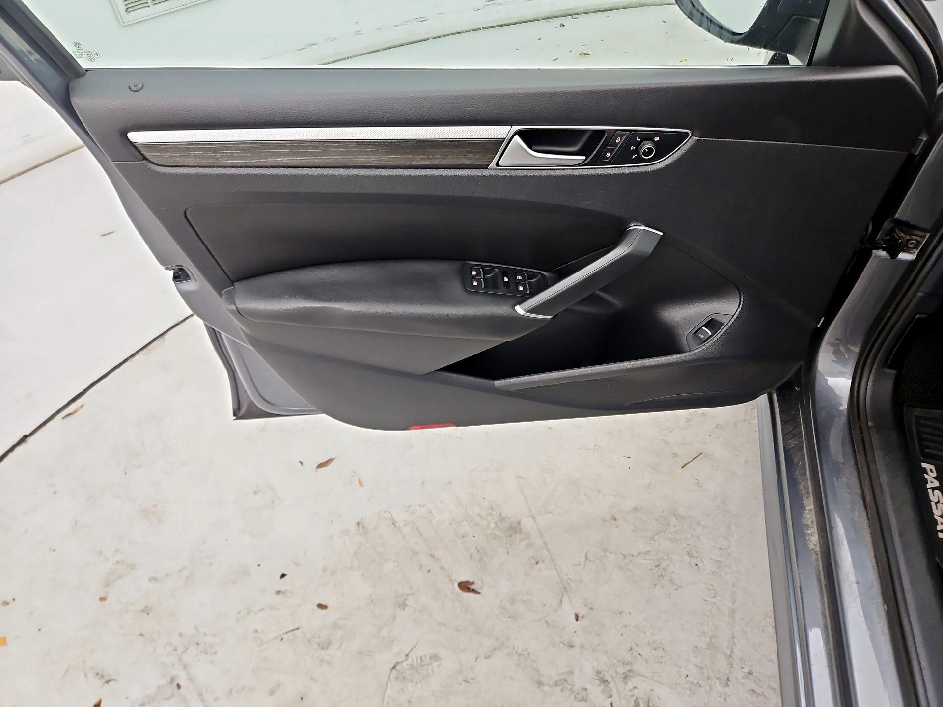 Thumbnail: 2016 Volkswagen Passat - 12