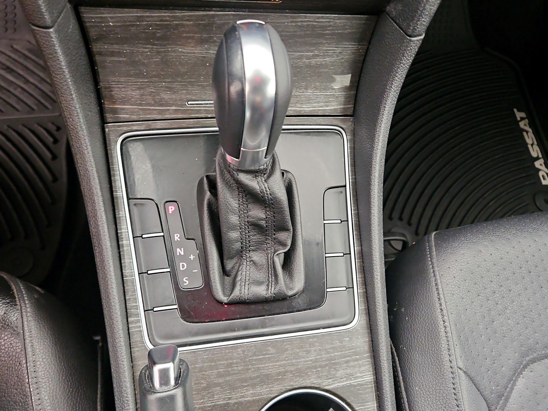 Thumbnail: 2016 Volkswagen Passat - 17