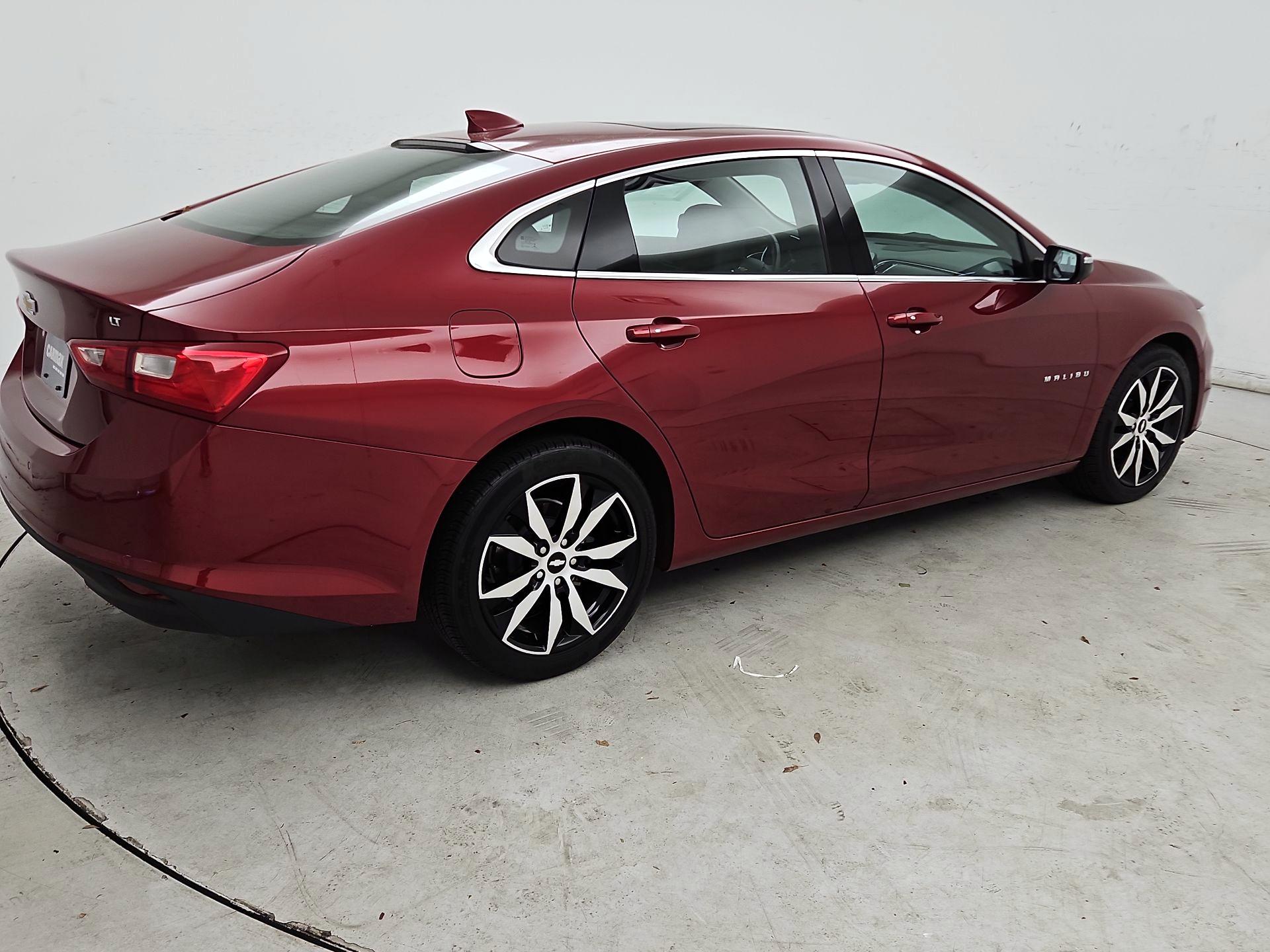 Thumbnail: 2017 Chevrolet Malibu - 5
