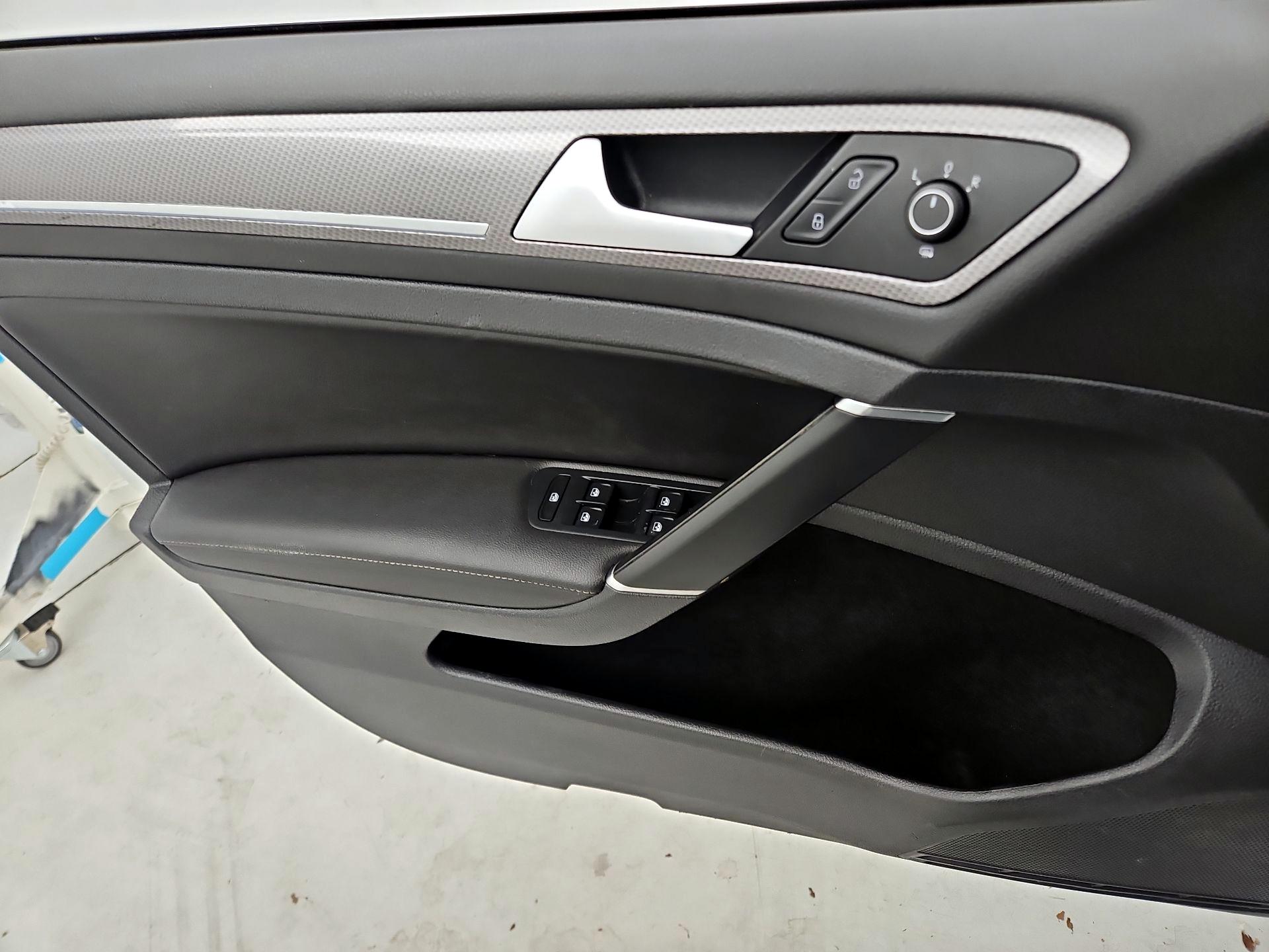 Thumbnail: 2017 Volkswagen Golf - 12