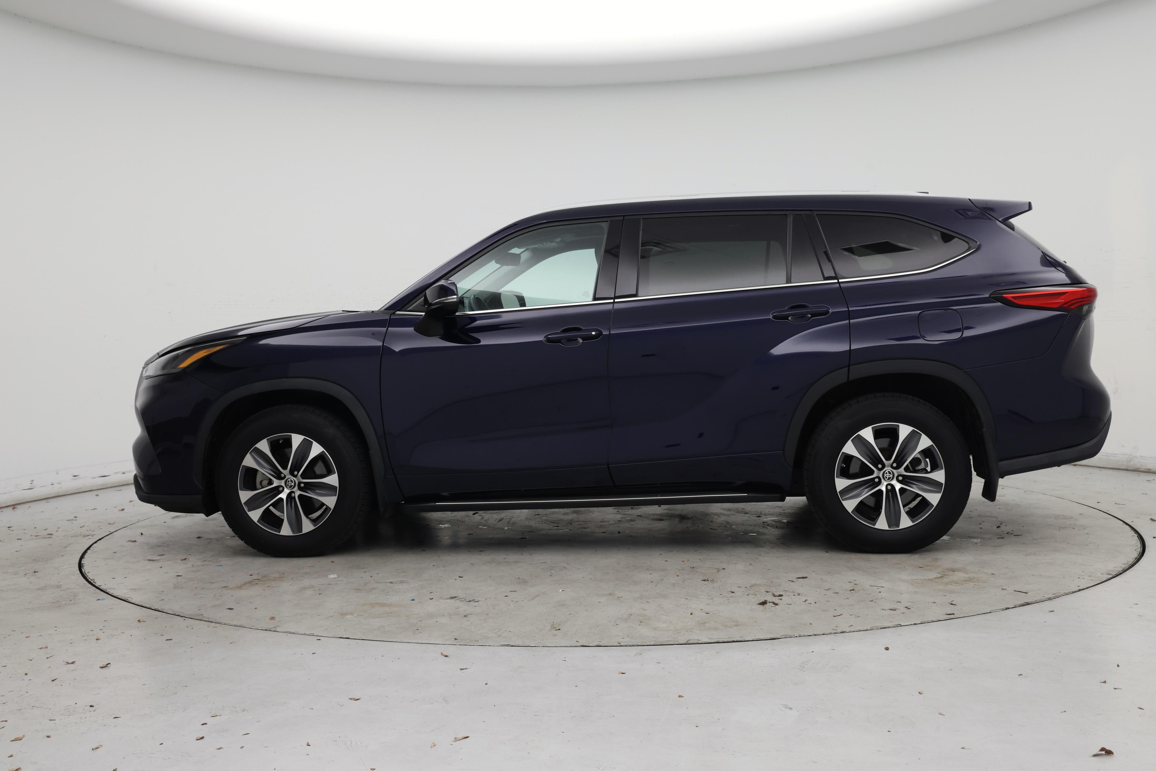Thumbnail: 2022 Toyota Highlander - 3