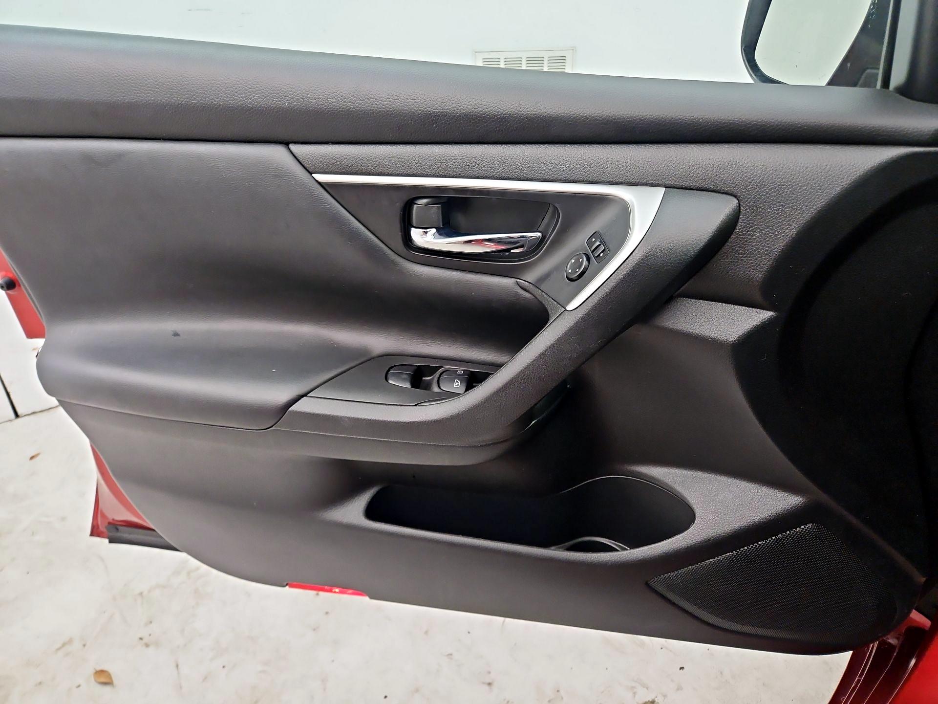 Thumbnail: 2016 Nissan Altima - 12