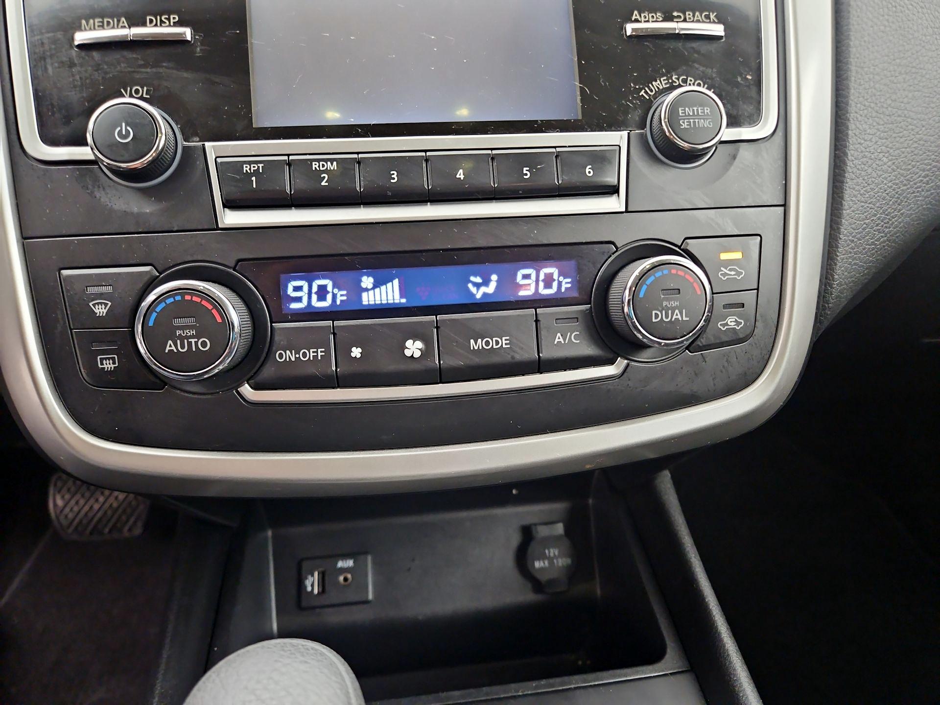 Thumbnail: 2016 Nissan Altima - 16