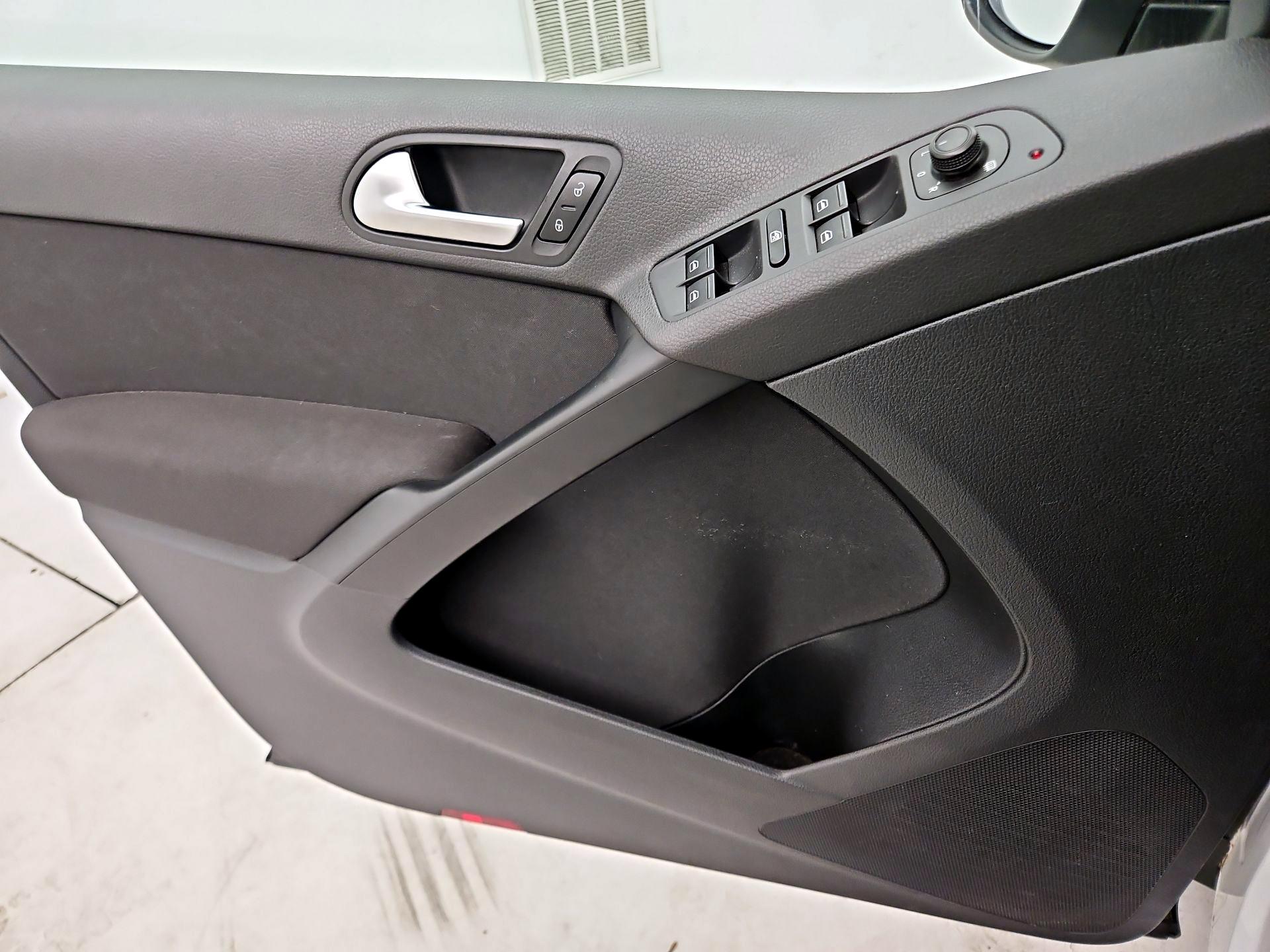 Thumbnail: 2017 Volkswagen Tiguan - 12