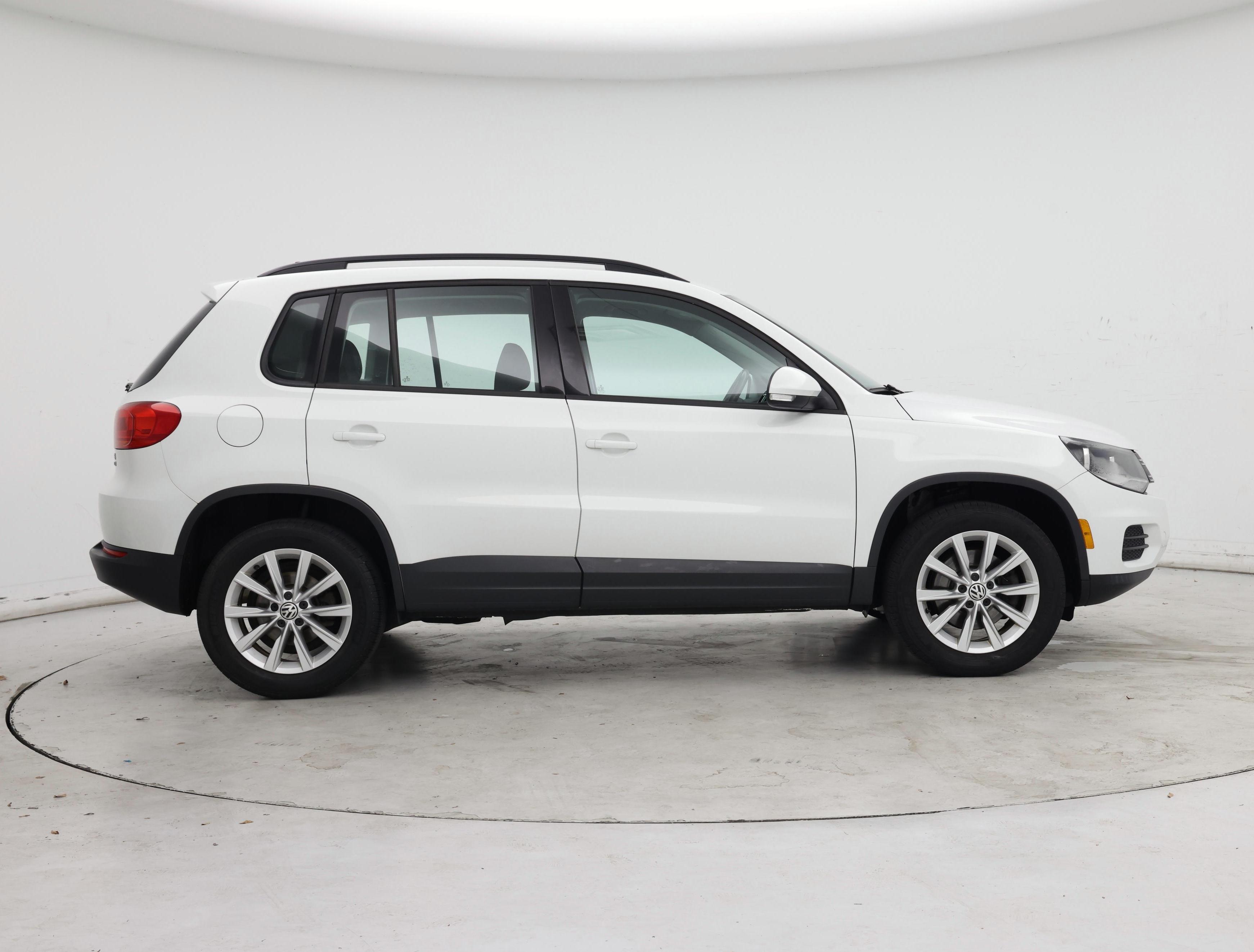 Thumbnail: 2017 Volkswagen Tiguan - 7