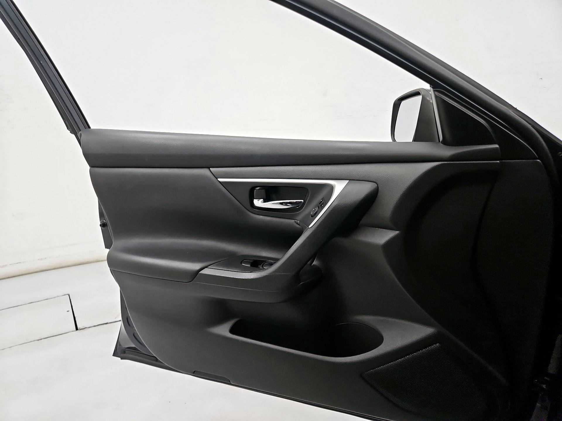 Thumbnail: 2017 Nissan Altima - 12