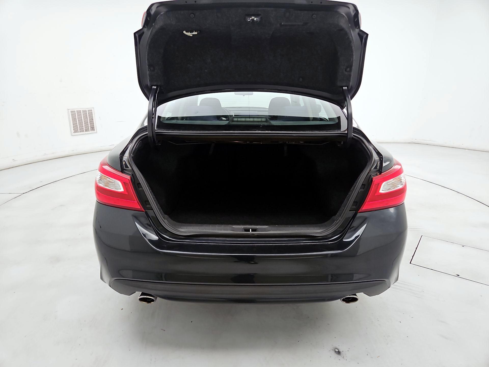 Thumbnail: 2017 Nissan Altima - 20