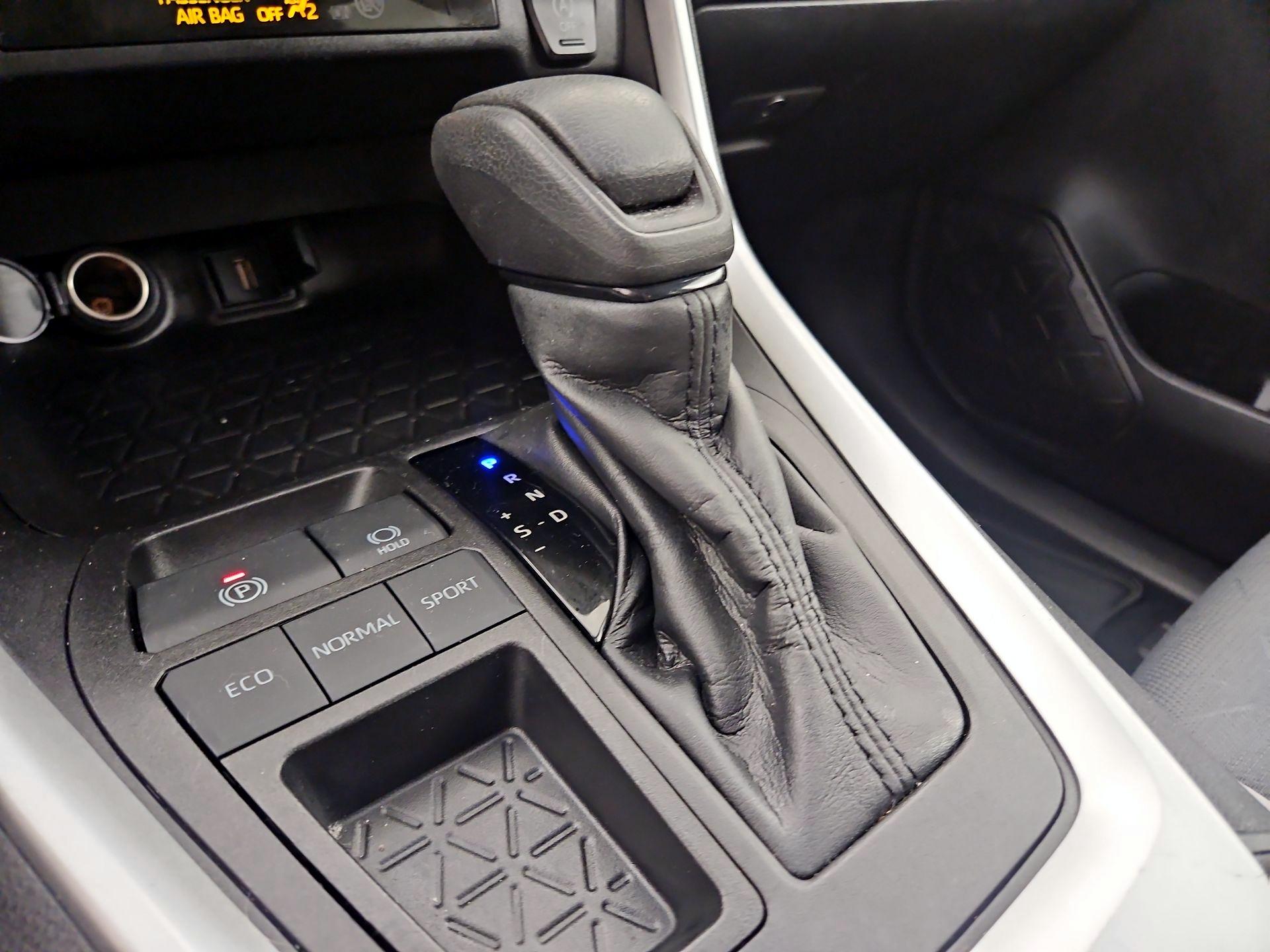 Thumbnail: 2022 Toyota RAV4 - 18