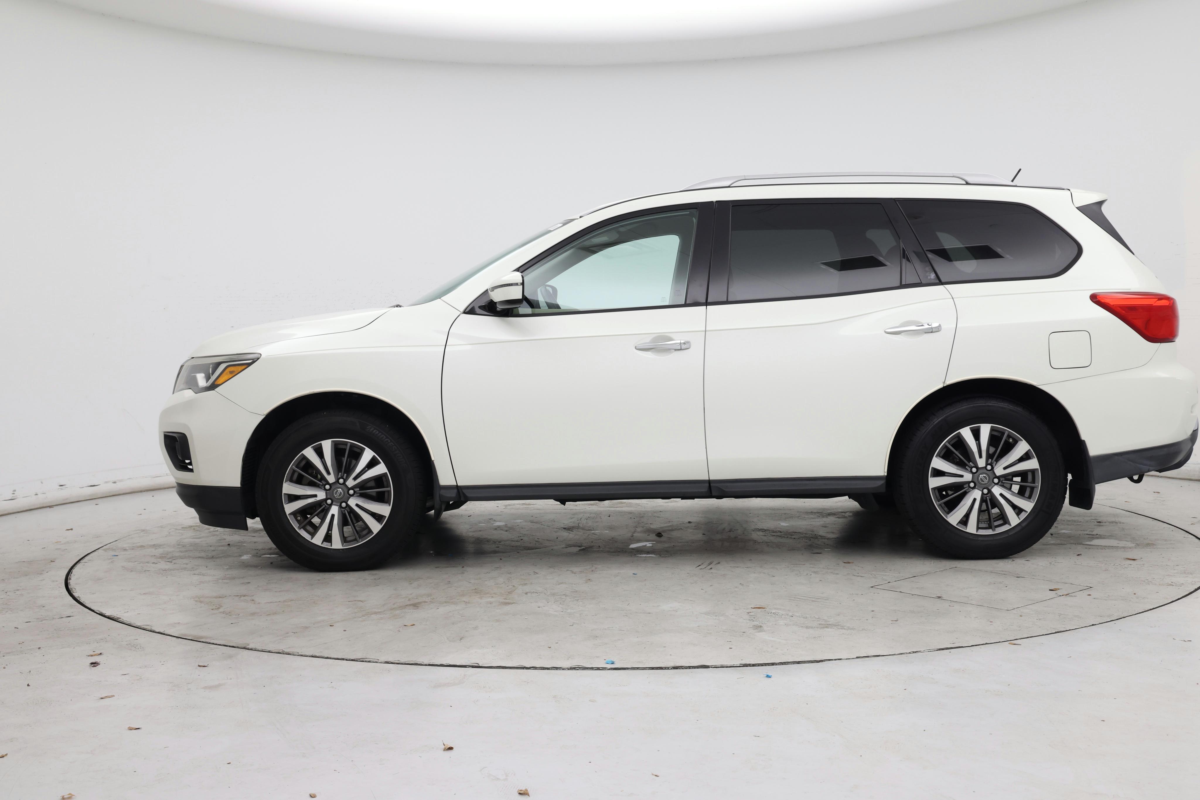 Thumbnail: 2017 Nissan Pathfinder - 3