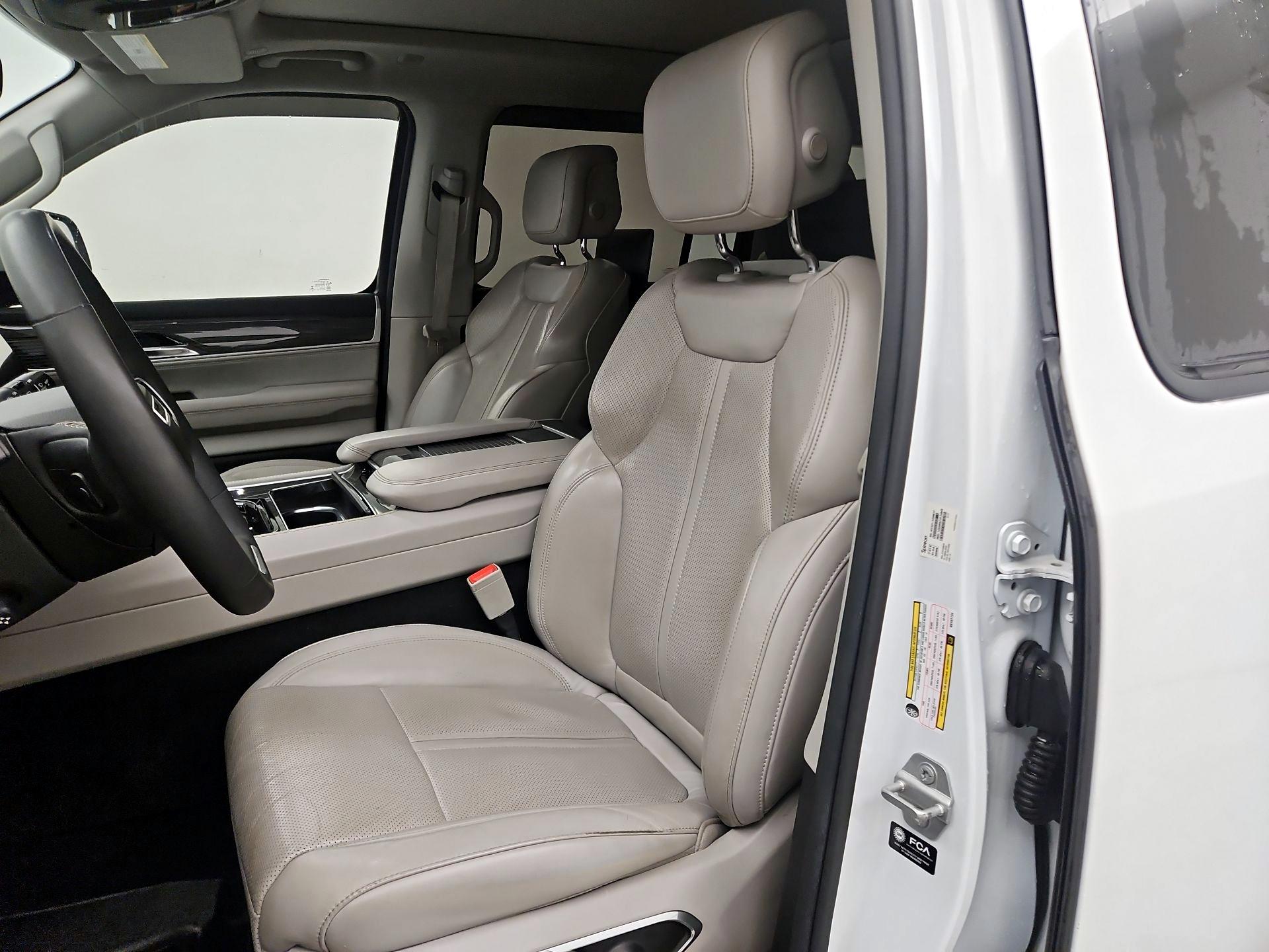 Thumbnail: 2022 Jeep Wagoneer - 11