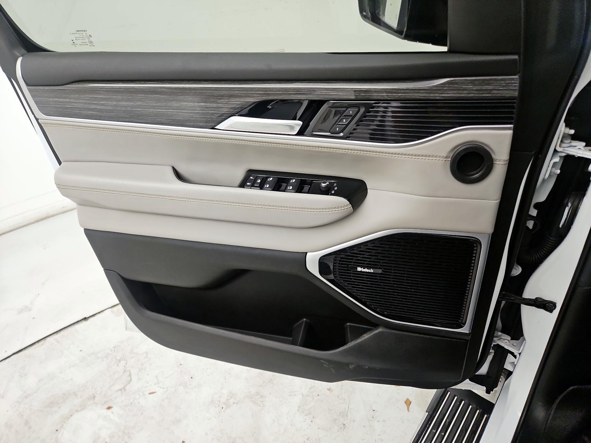 Thumbnail: 2022 Jeep Wagoneer - 12