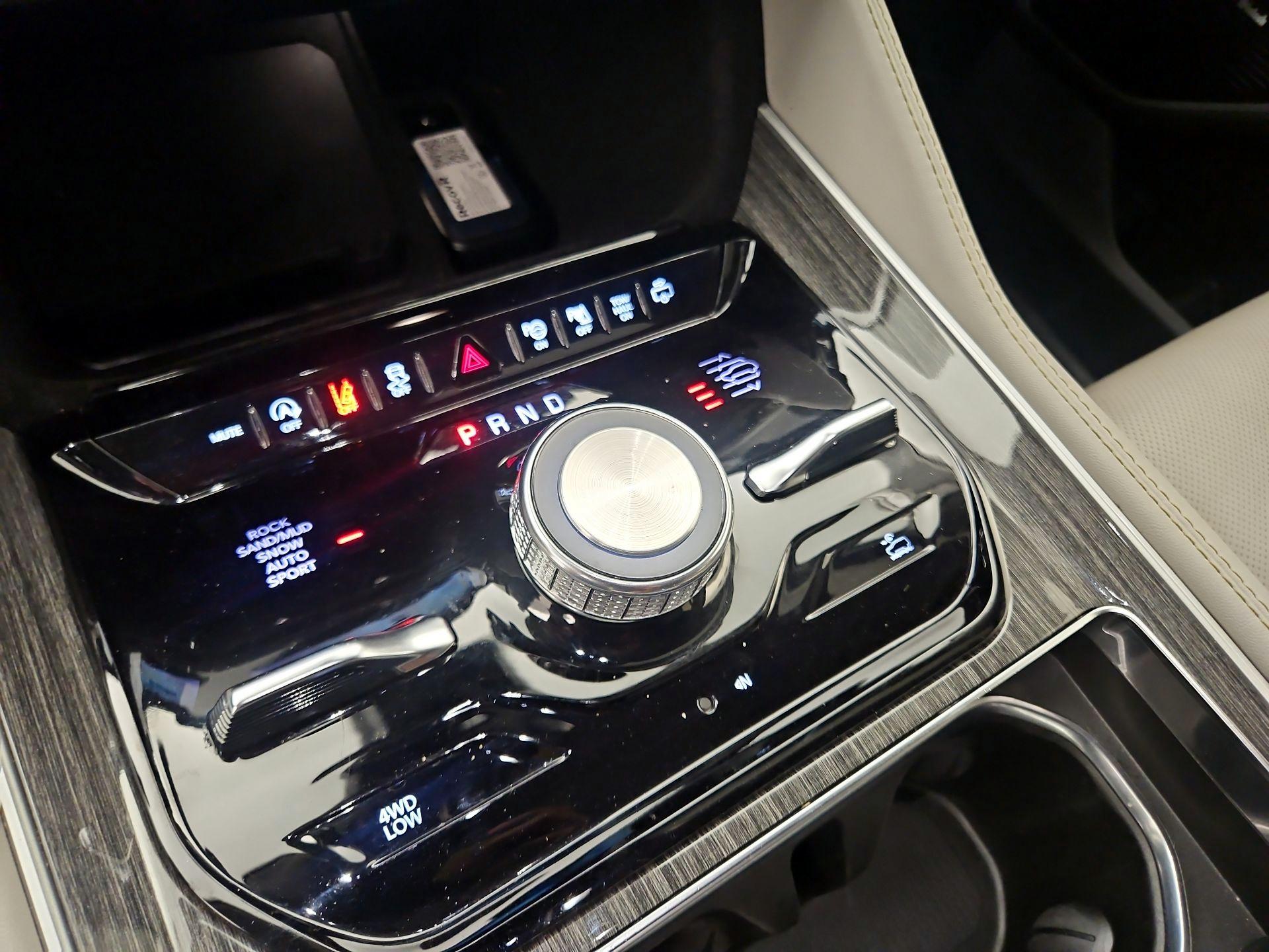 Thumbnail: 2022 Jeep Wagoneer - 18