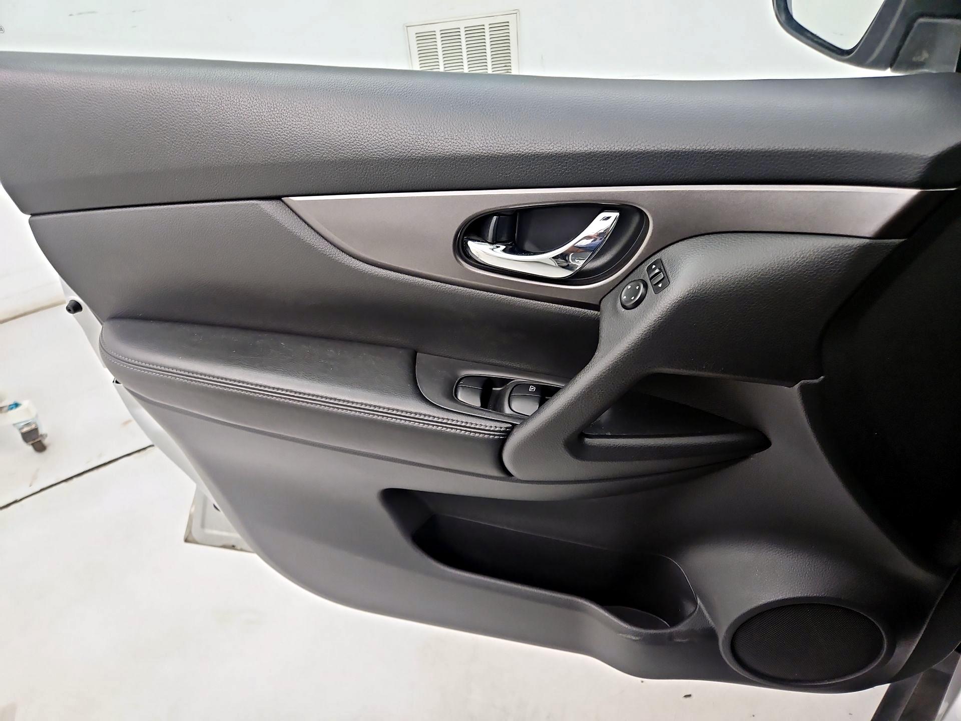 Thumbnail: 2015 Nissan Rogue - 12