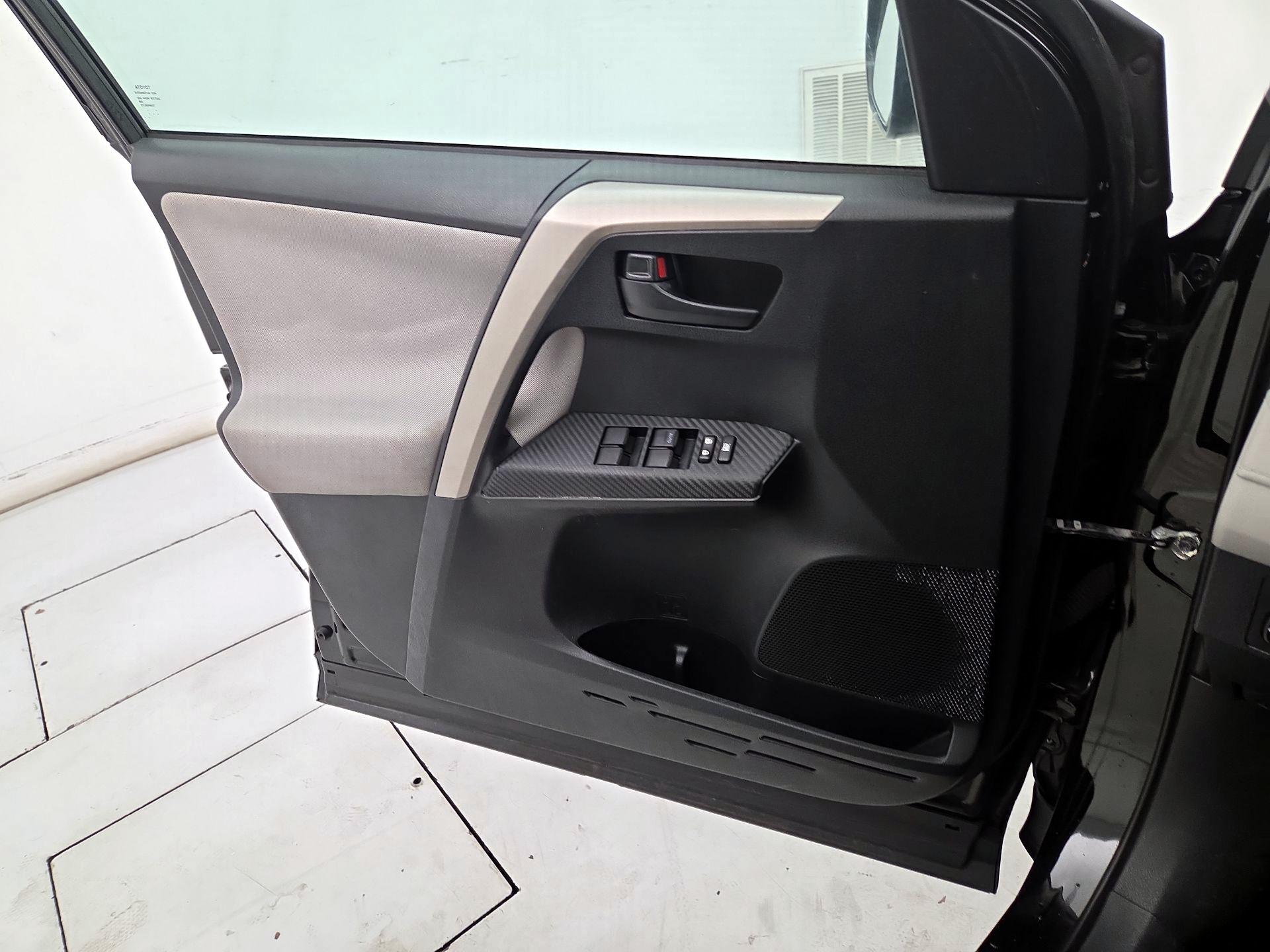 Thumbnail: 2015 Toyota RAV4 - 12