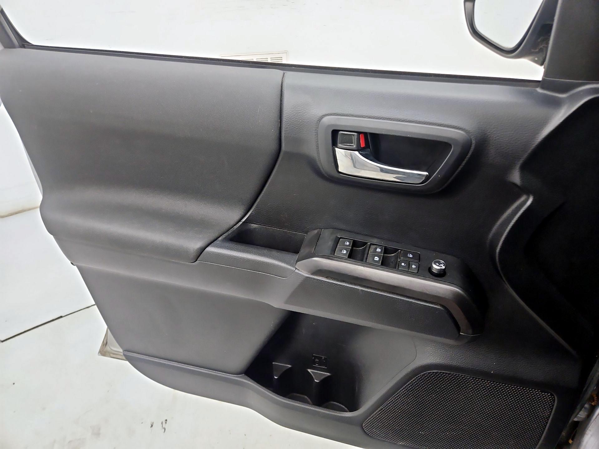 Thumbnail: 2018 Toyota Tacoma - 12