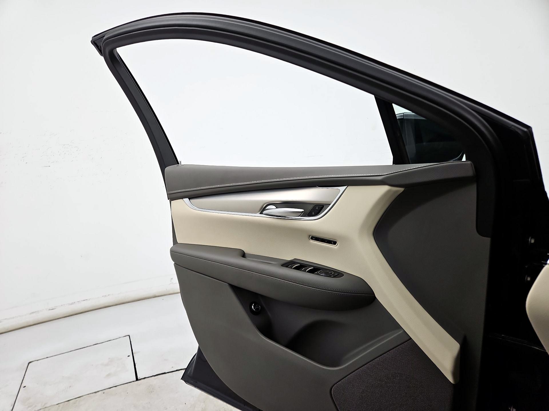 Thumbnail: 2021 Cadillac XT5 - 12