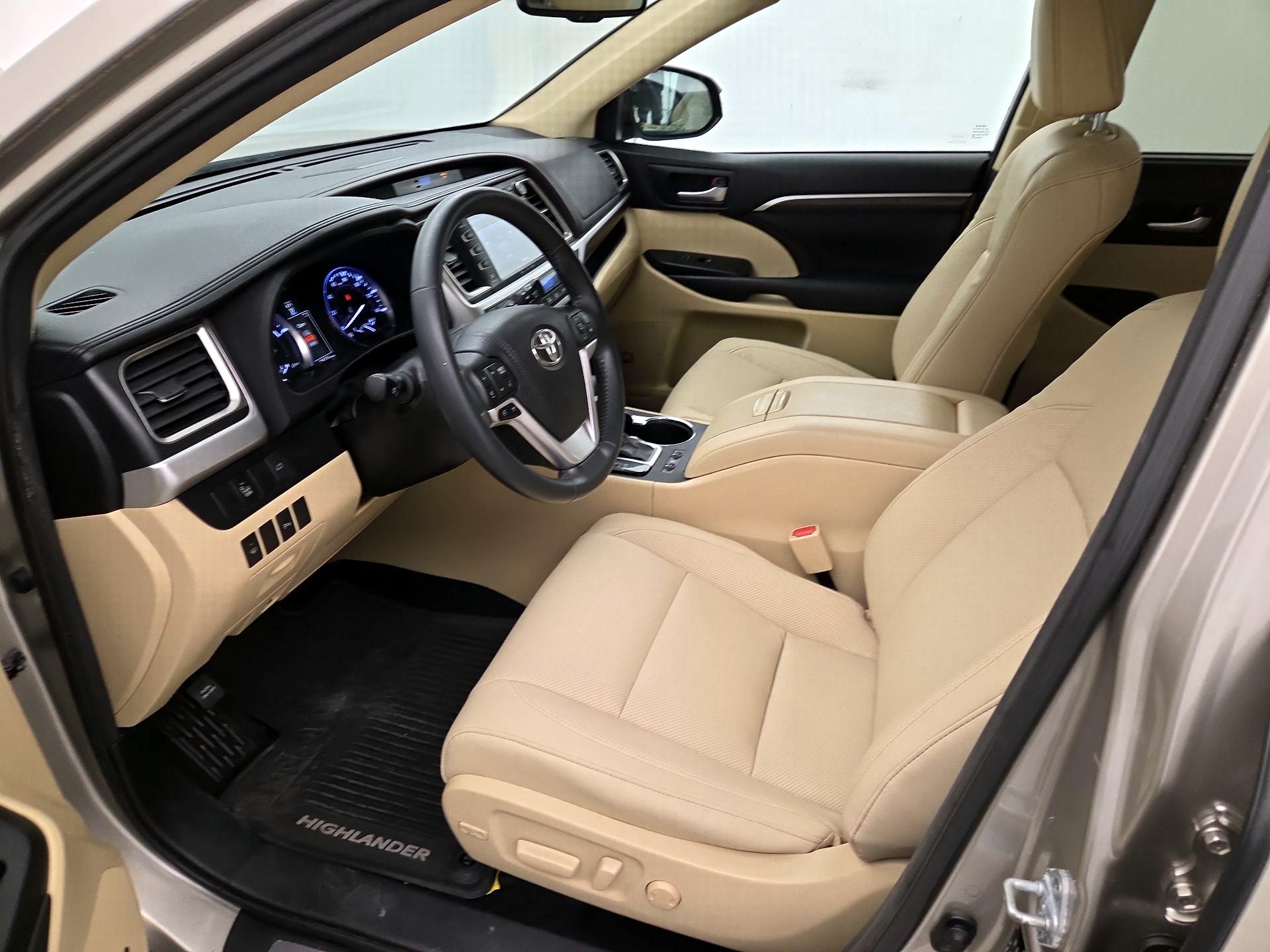 Thumbnail: 2016 Toyota Highlander - 11