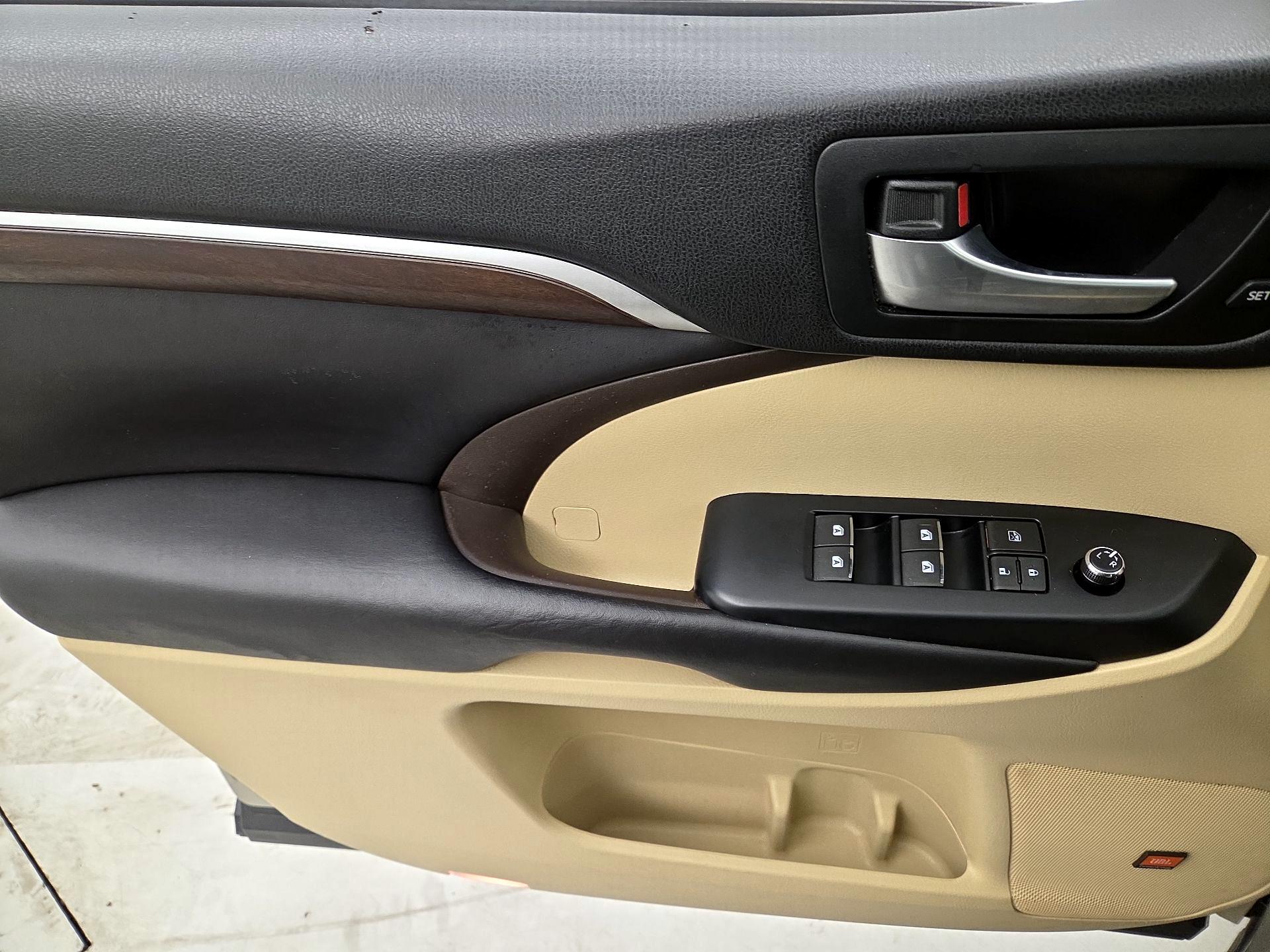 Thumbnail: 2016 Toyota Highlander - 12