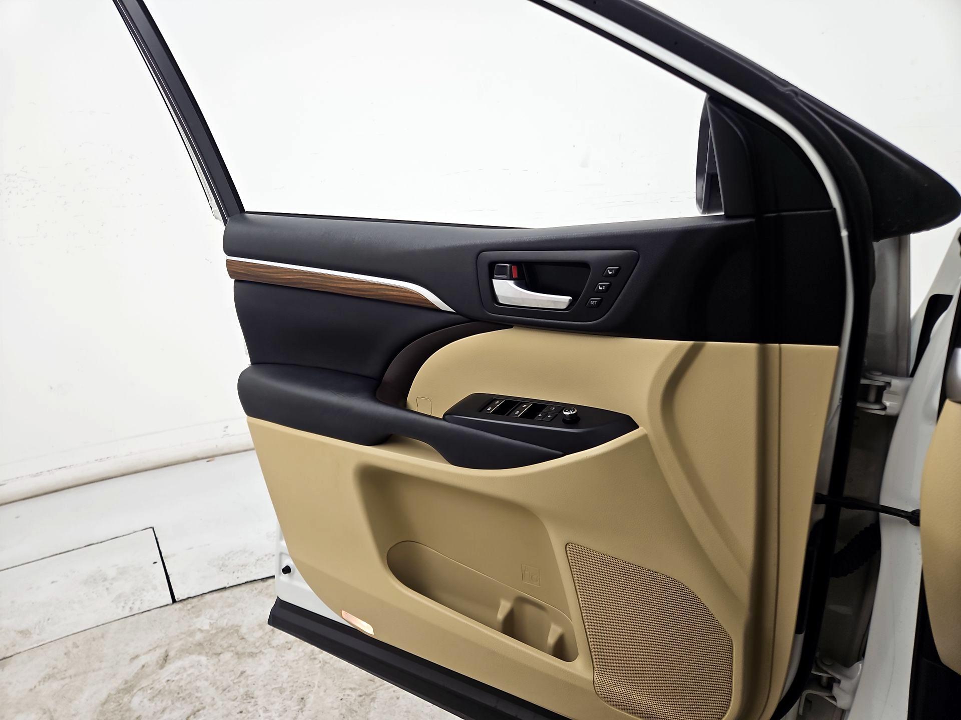 Thumbnail: 2018 Toyota Highlander - 12