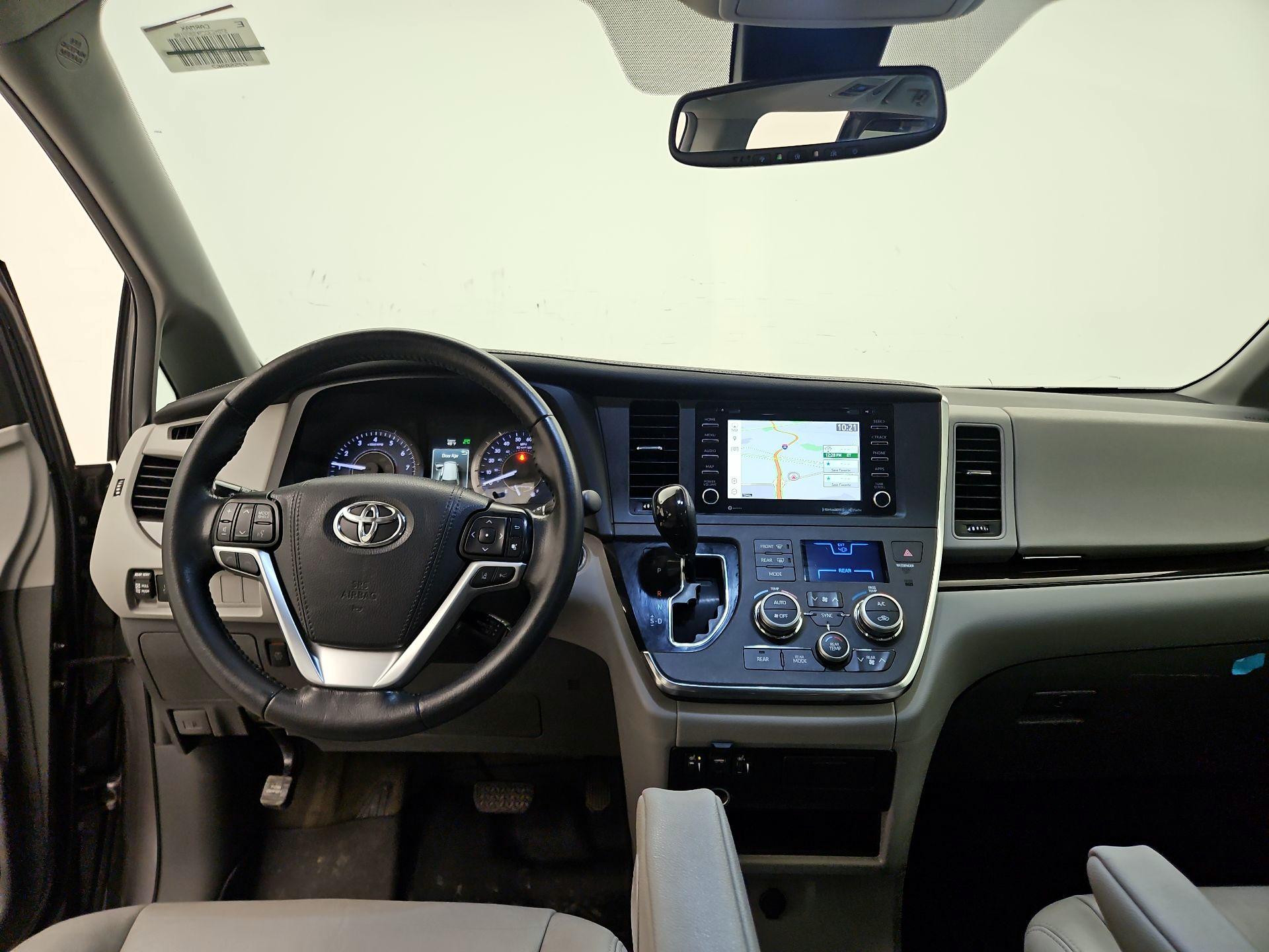 Thumbnail: 2019 Toyota Sienna - 9