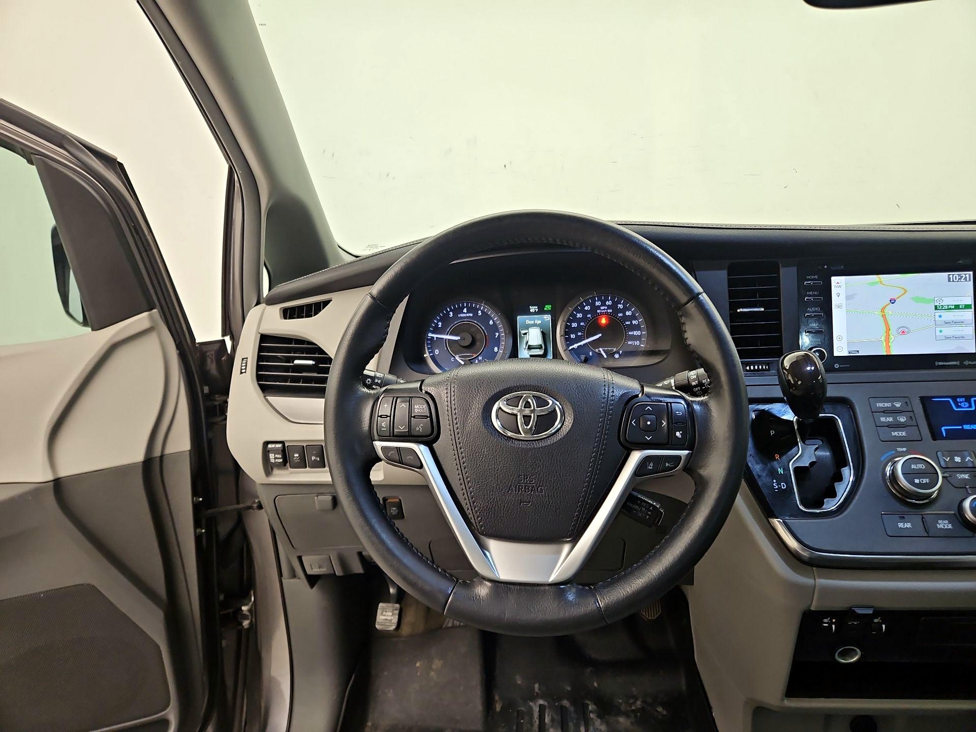 Thumbnail: 2019 Toyota Sienna - 10
