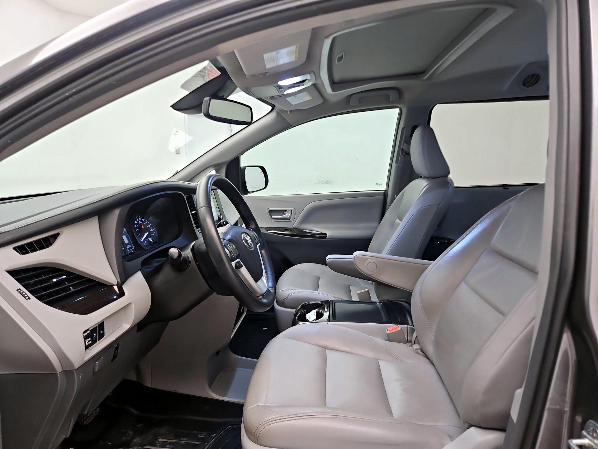 Thumbnail: 2019 Toyota Sienna - 11