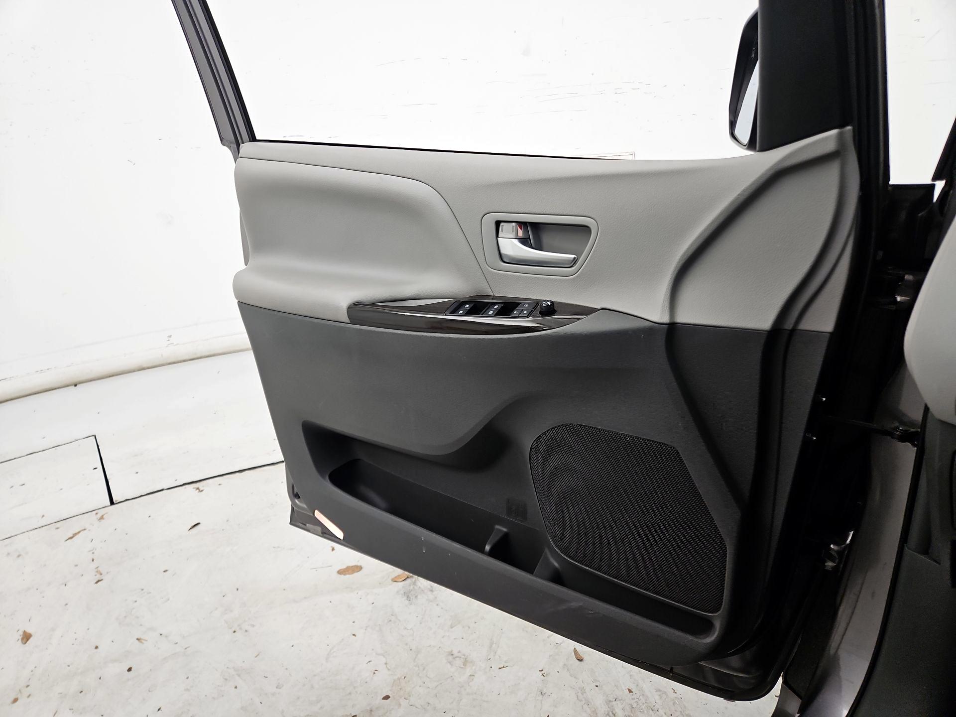 Thumbnail: 2019 Toyota Sienna - 12